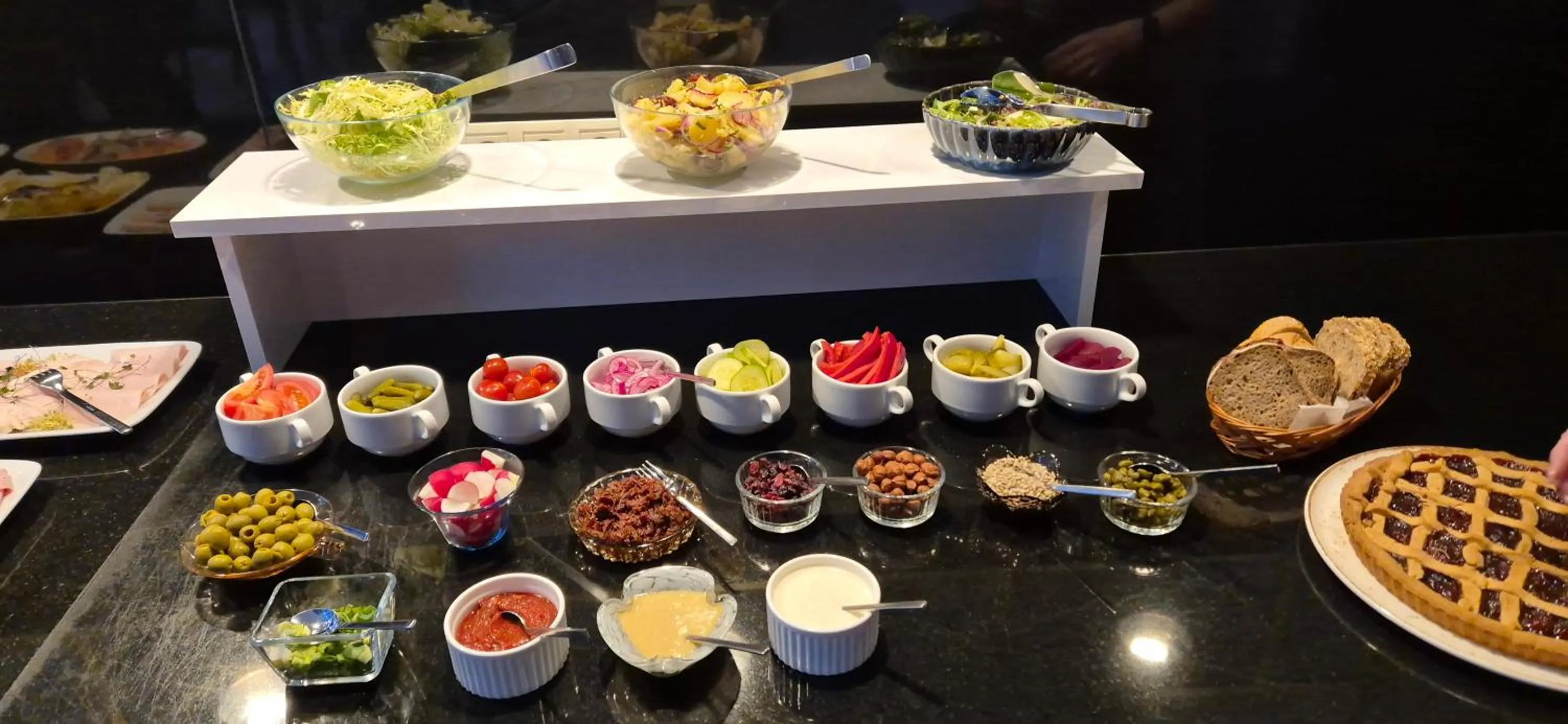 Restaurant/places to eat in Hotel White