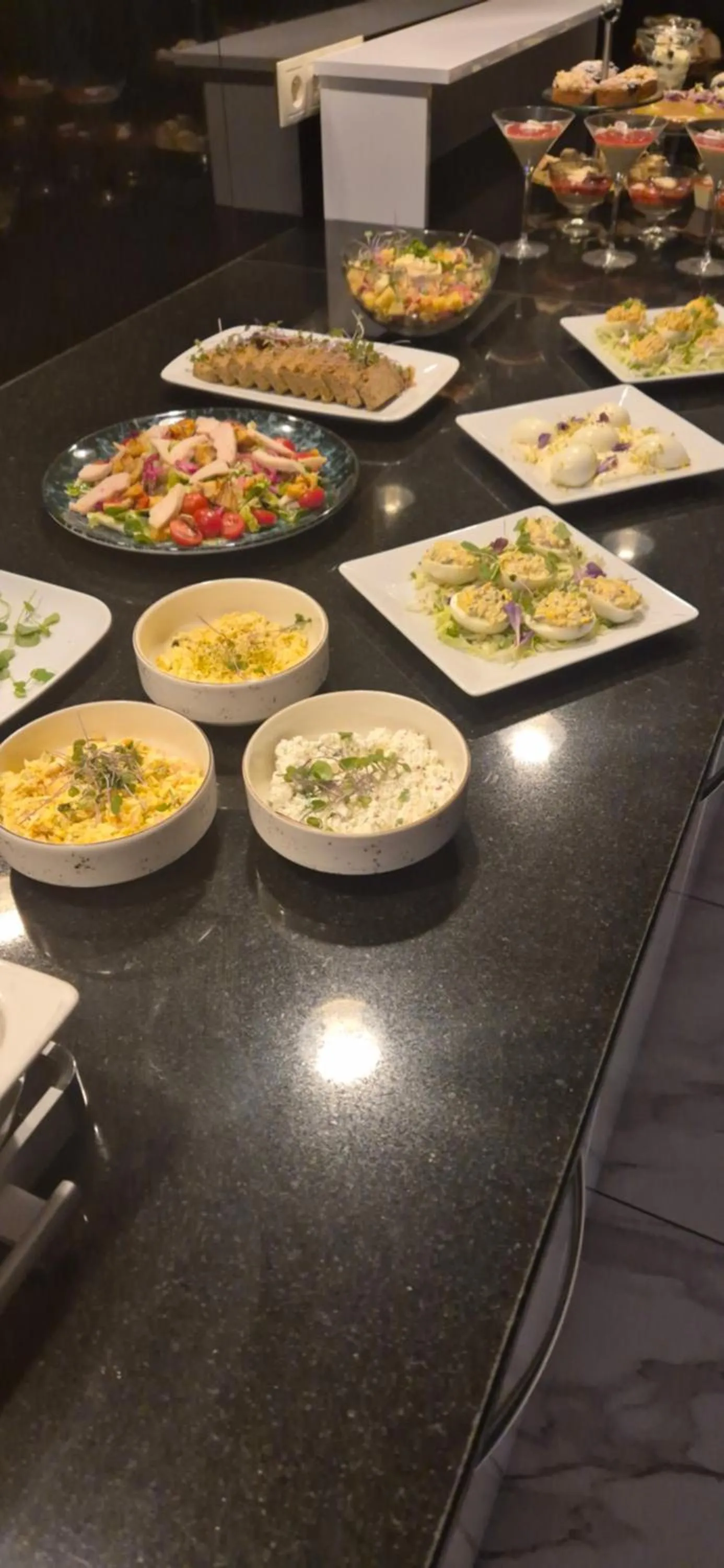 Restaurant/places to eat in Hotel White