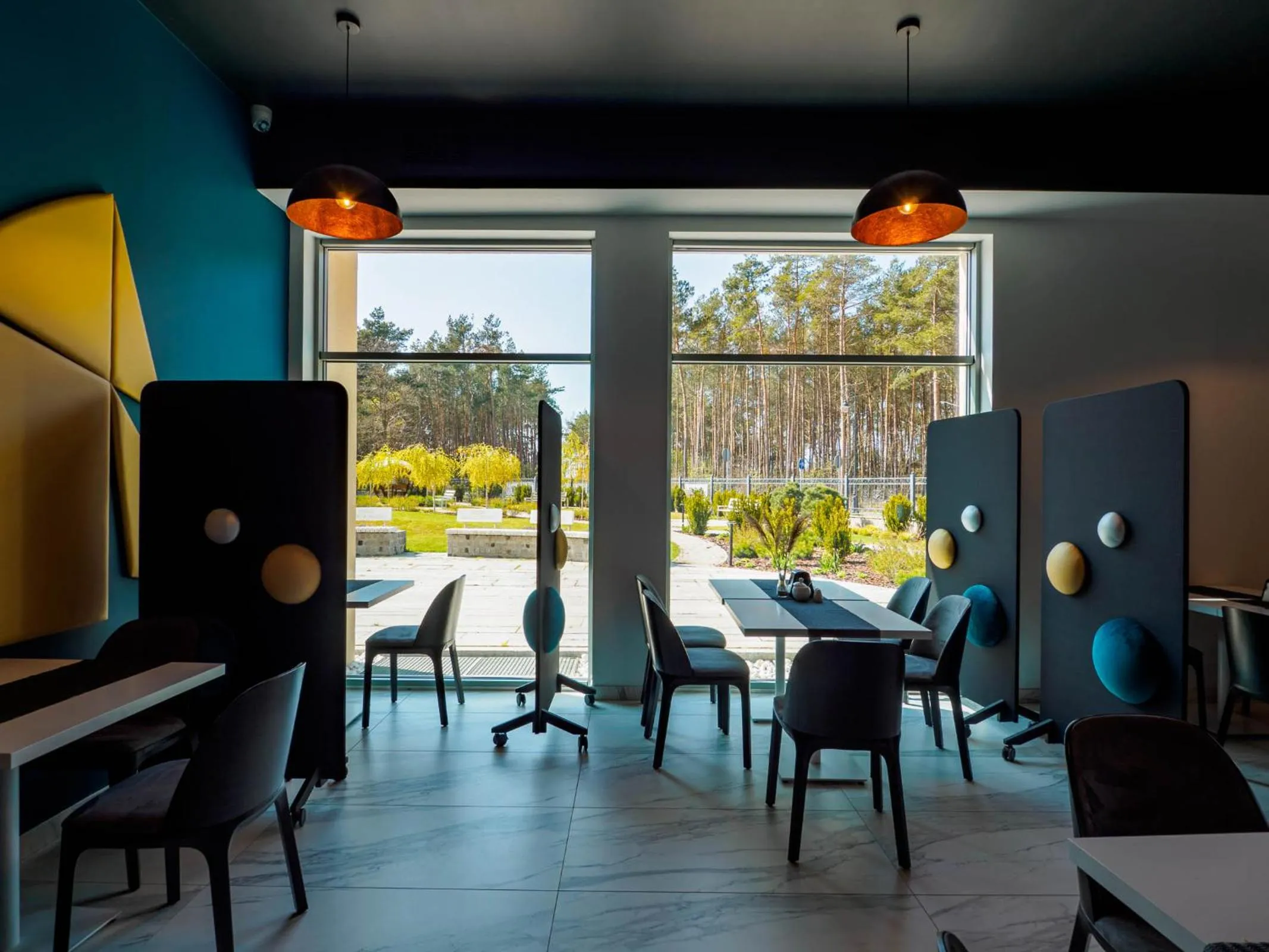 Restaurant/places to eat in Hotel White