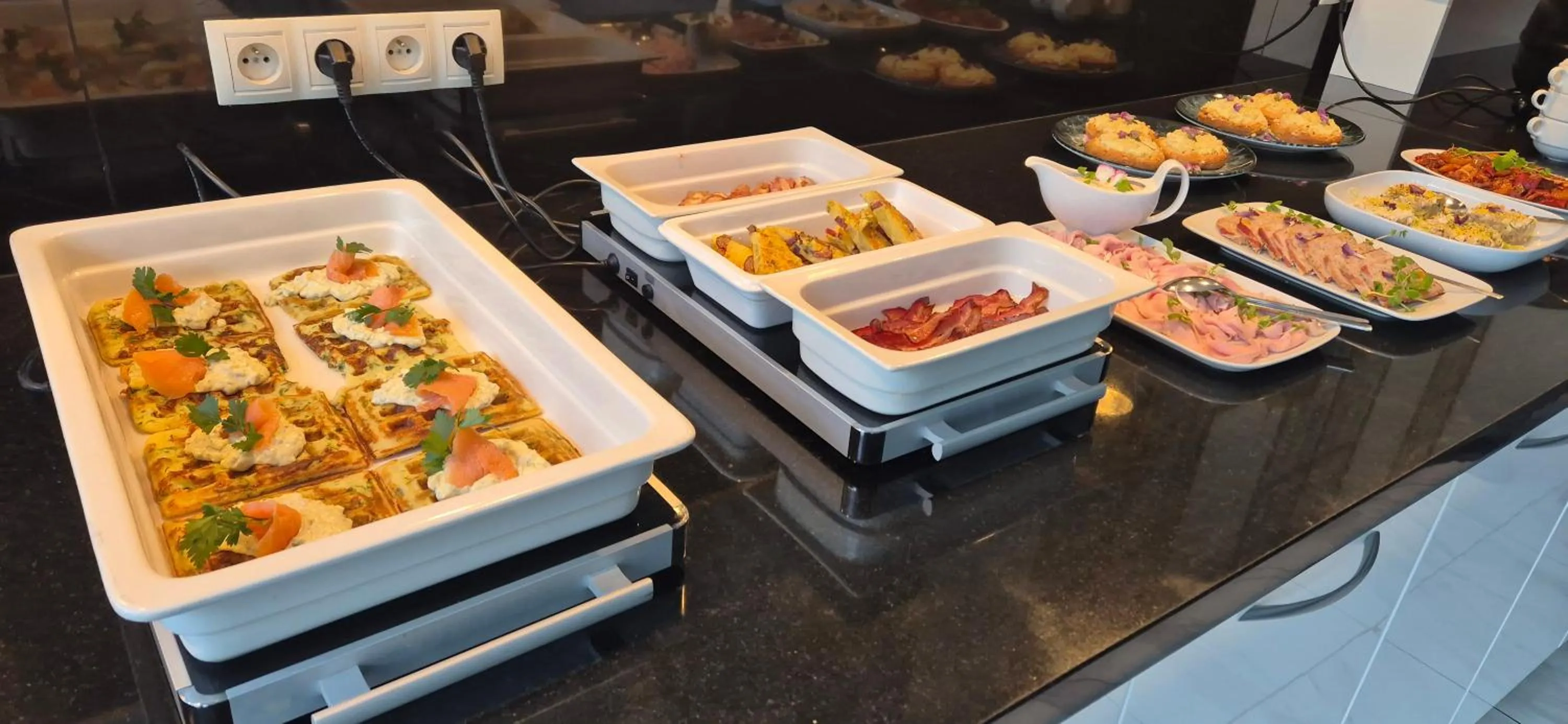 Restaurant/places to eat in Hotel White