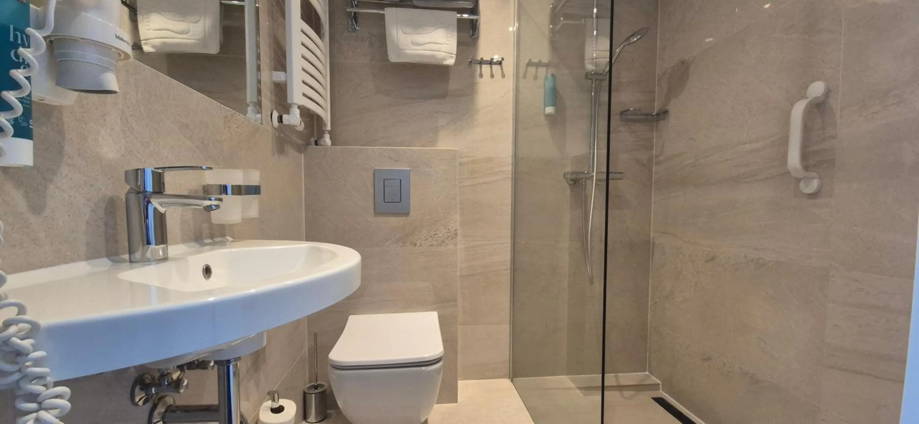 Bathroom in Hotel White