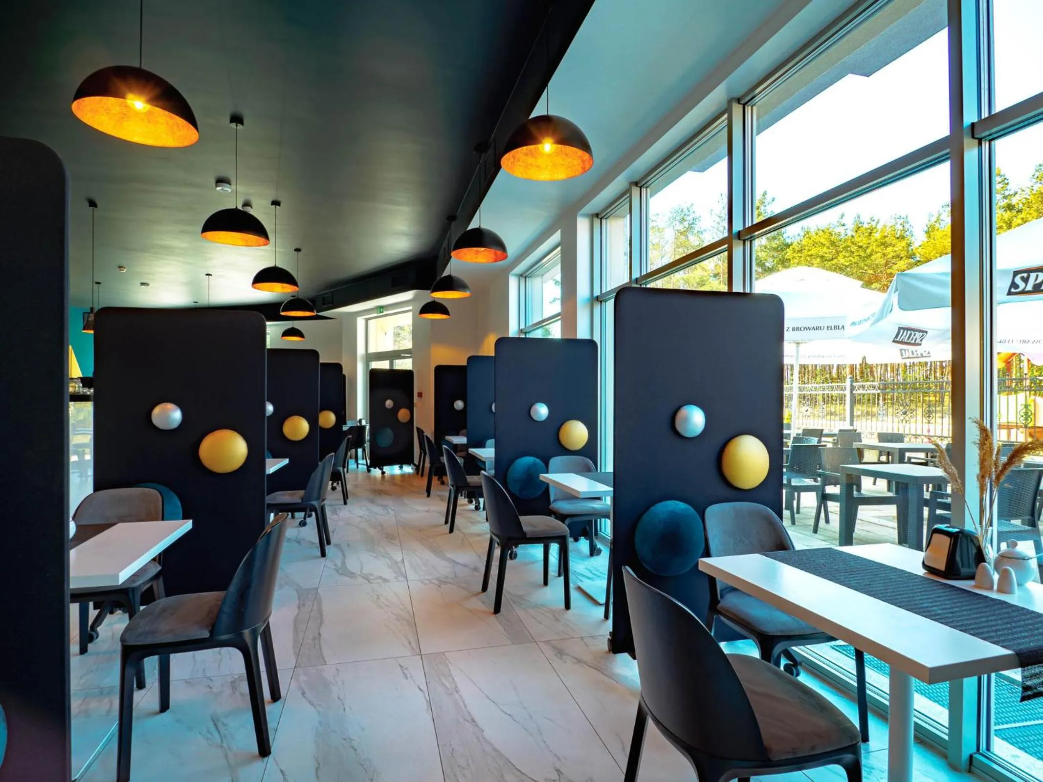 Restaurant/places to eat in Hotel White