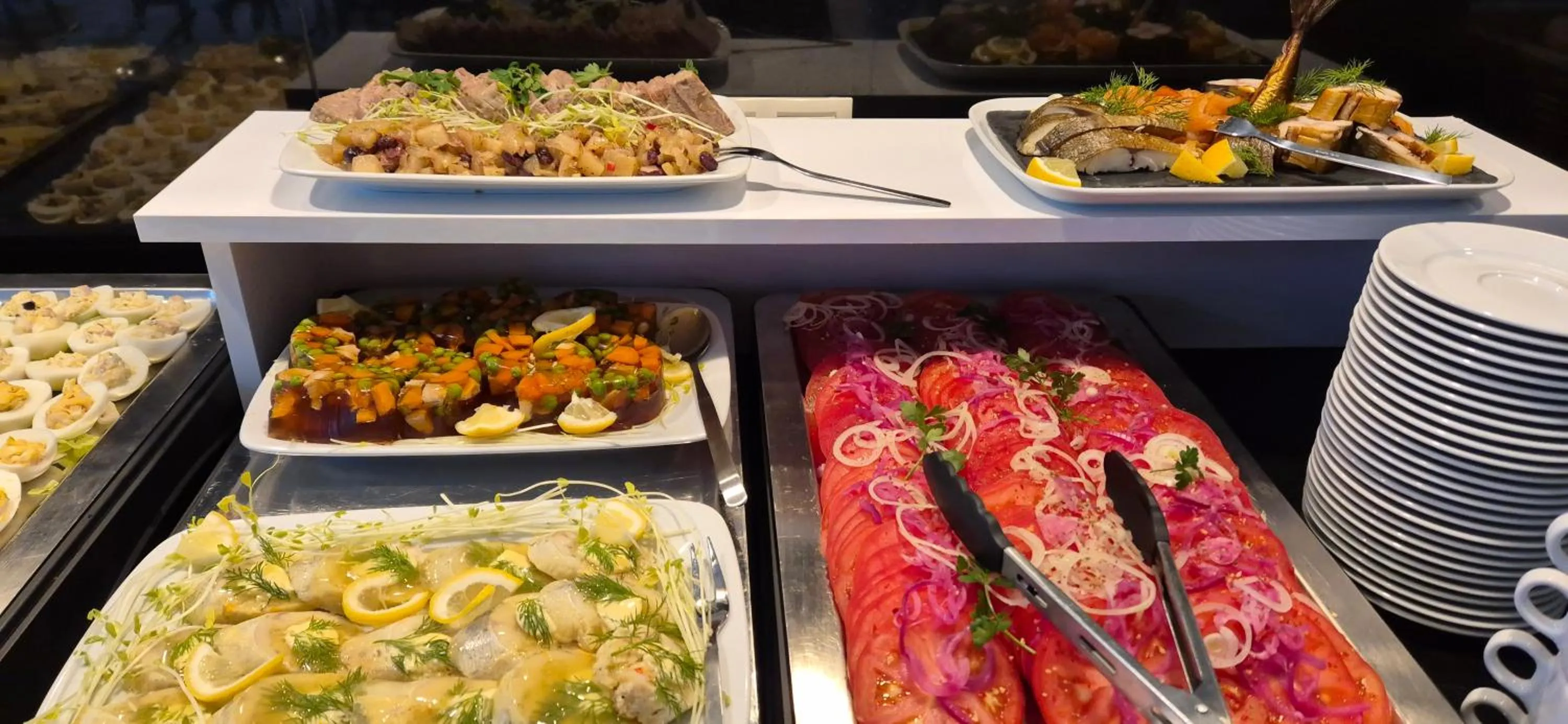 Restaurant/places to eat in Hotel White