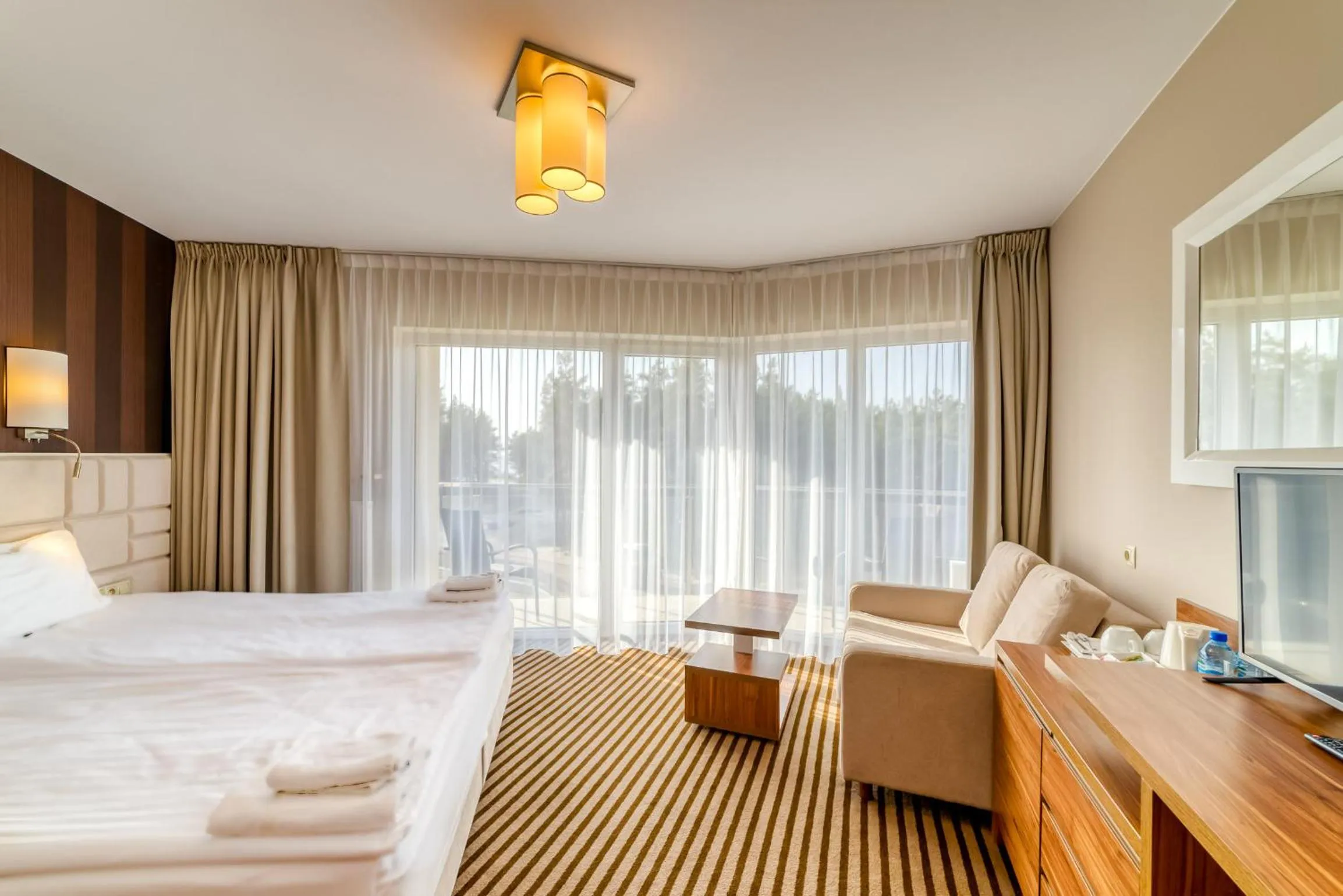 Photo of the whole room, Bed in Hotel White