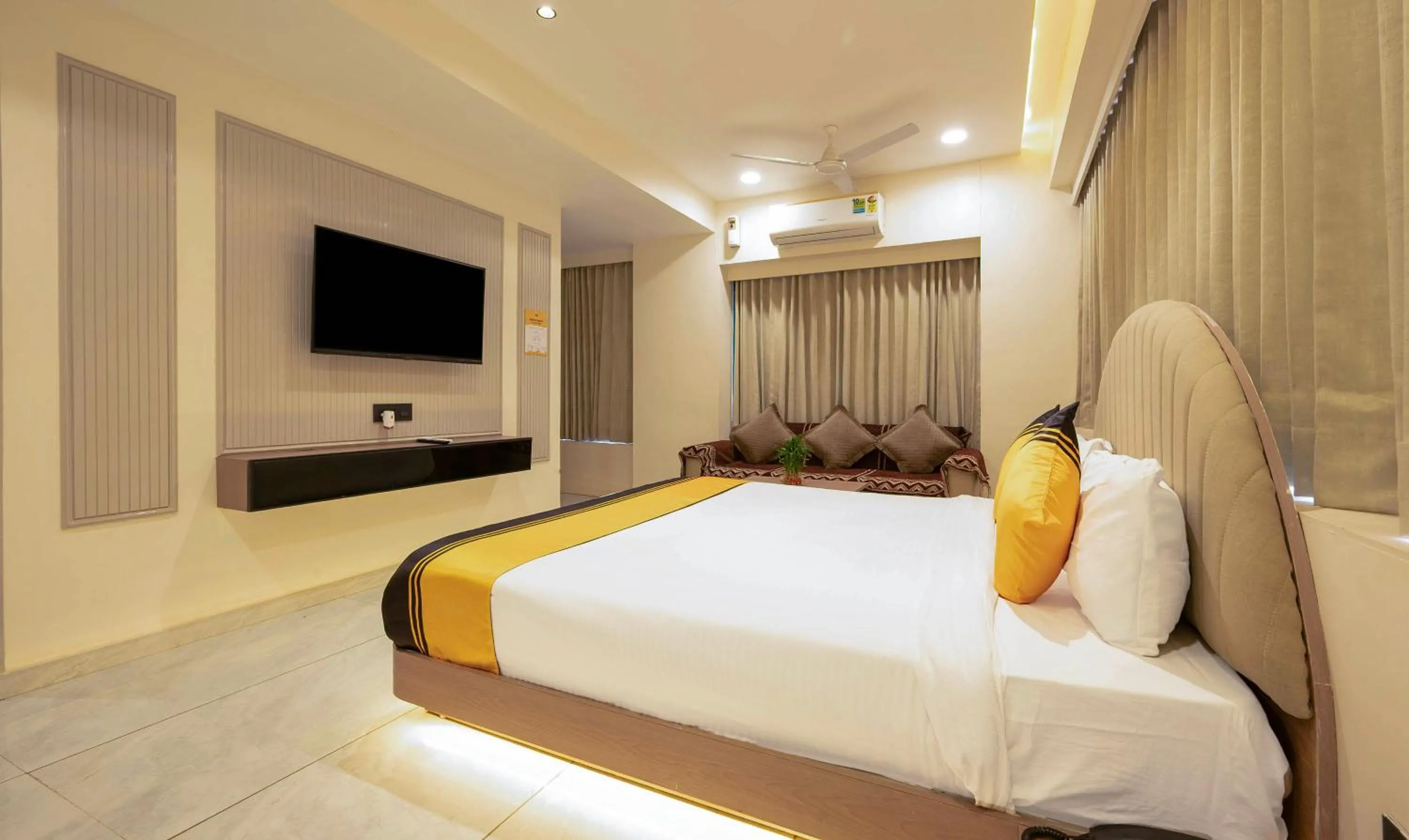 Bedroom, Bed in Itsy Hotels Indra Palace