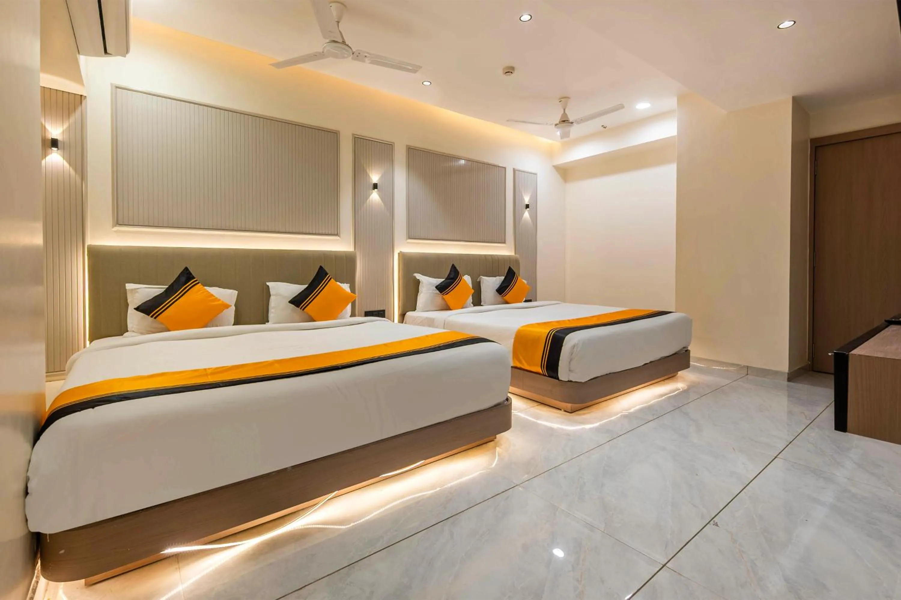 Bedroom, Bed in Itsy Hotels Indra Palace