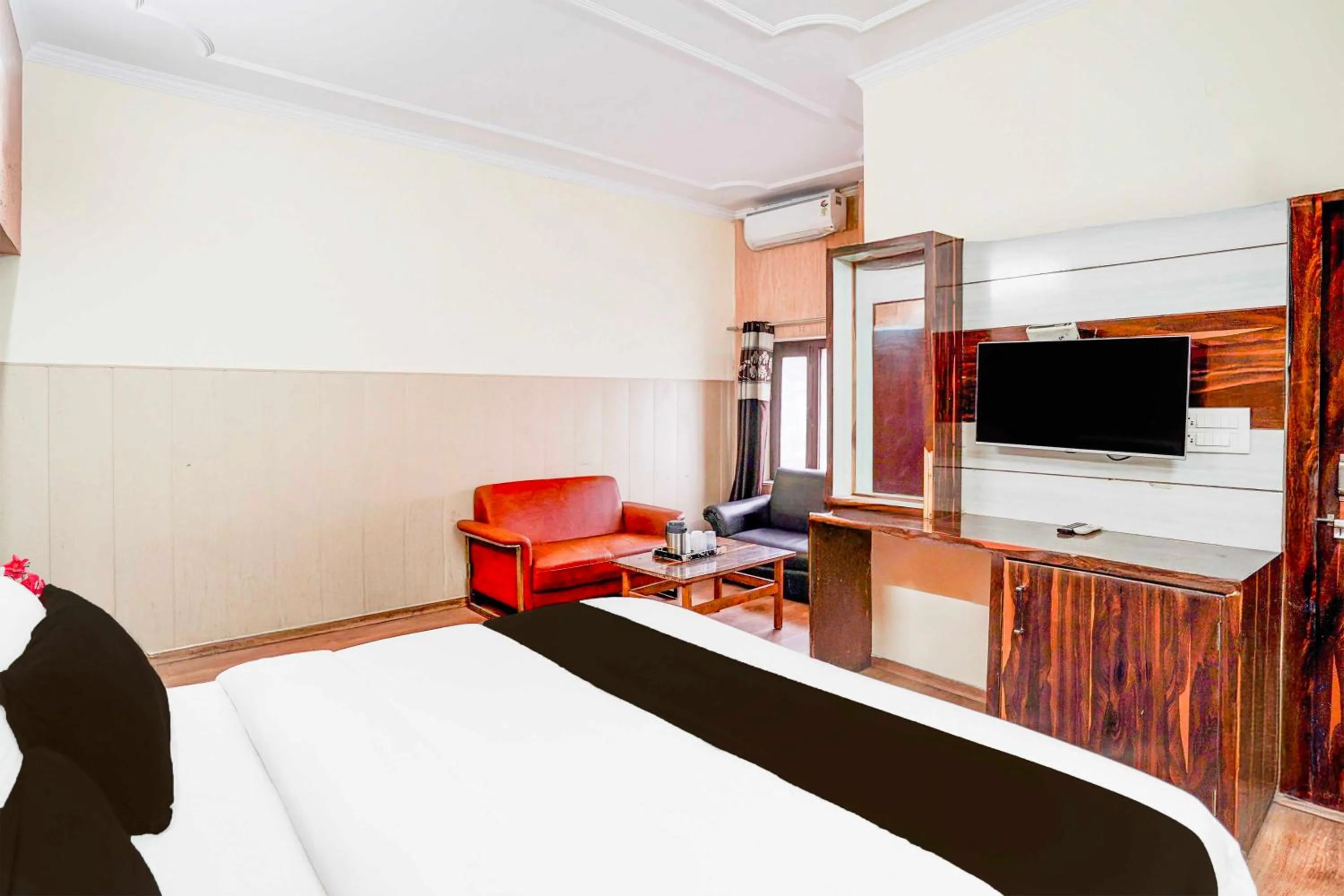 Bedroom, Bed in Collection O Lohiyapuram Near Dehradun Railway Station