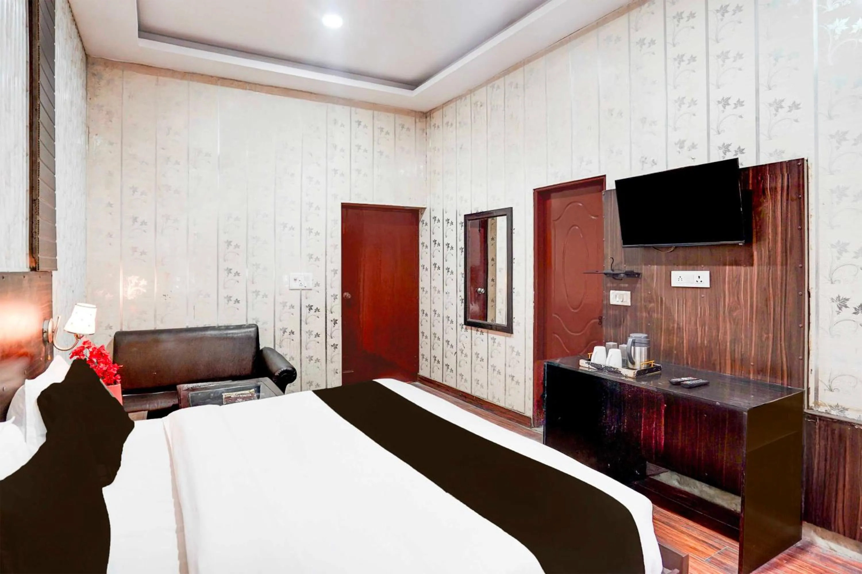 Bedroom, Bed in Collection O Lohiyapuram Near Dehradun Railway Station