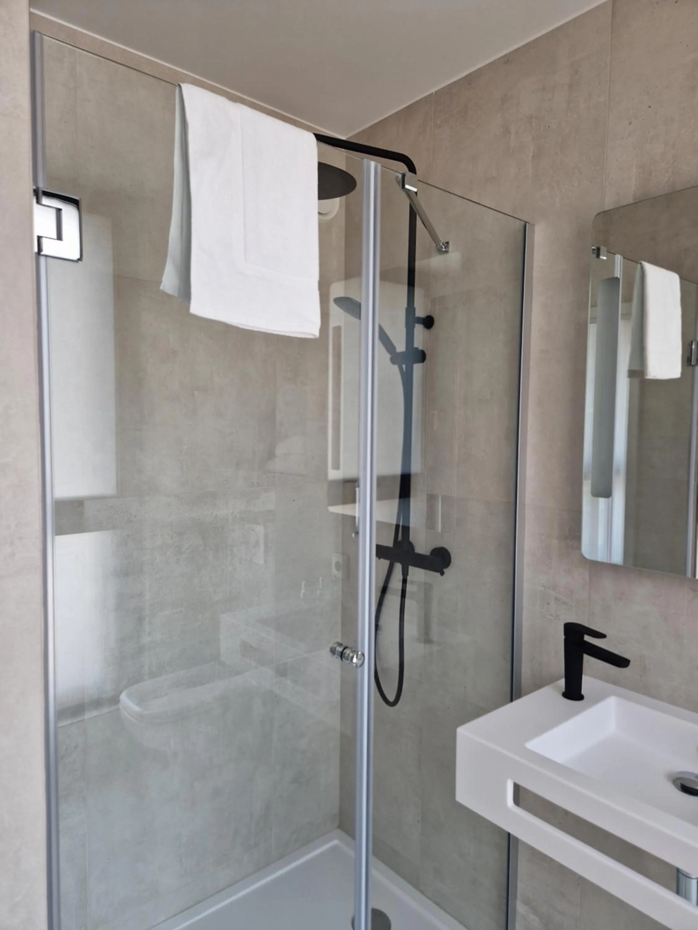 Shower in B&B HOTEL Luxembourg Centre Cloche d'Or