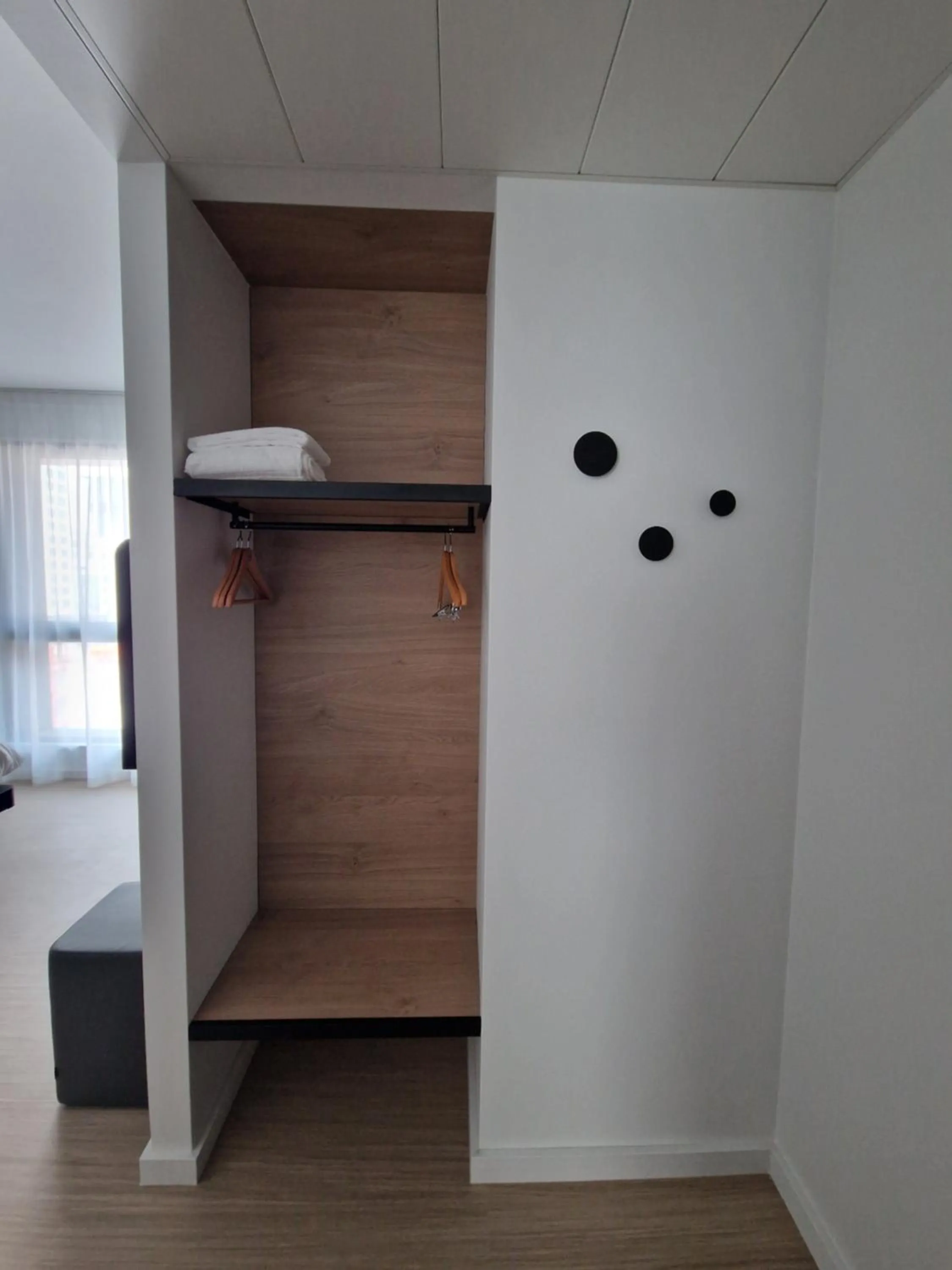 wardrobe in B&B HOTEL Luxembourg Centre Cloche d'Or