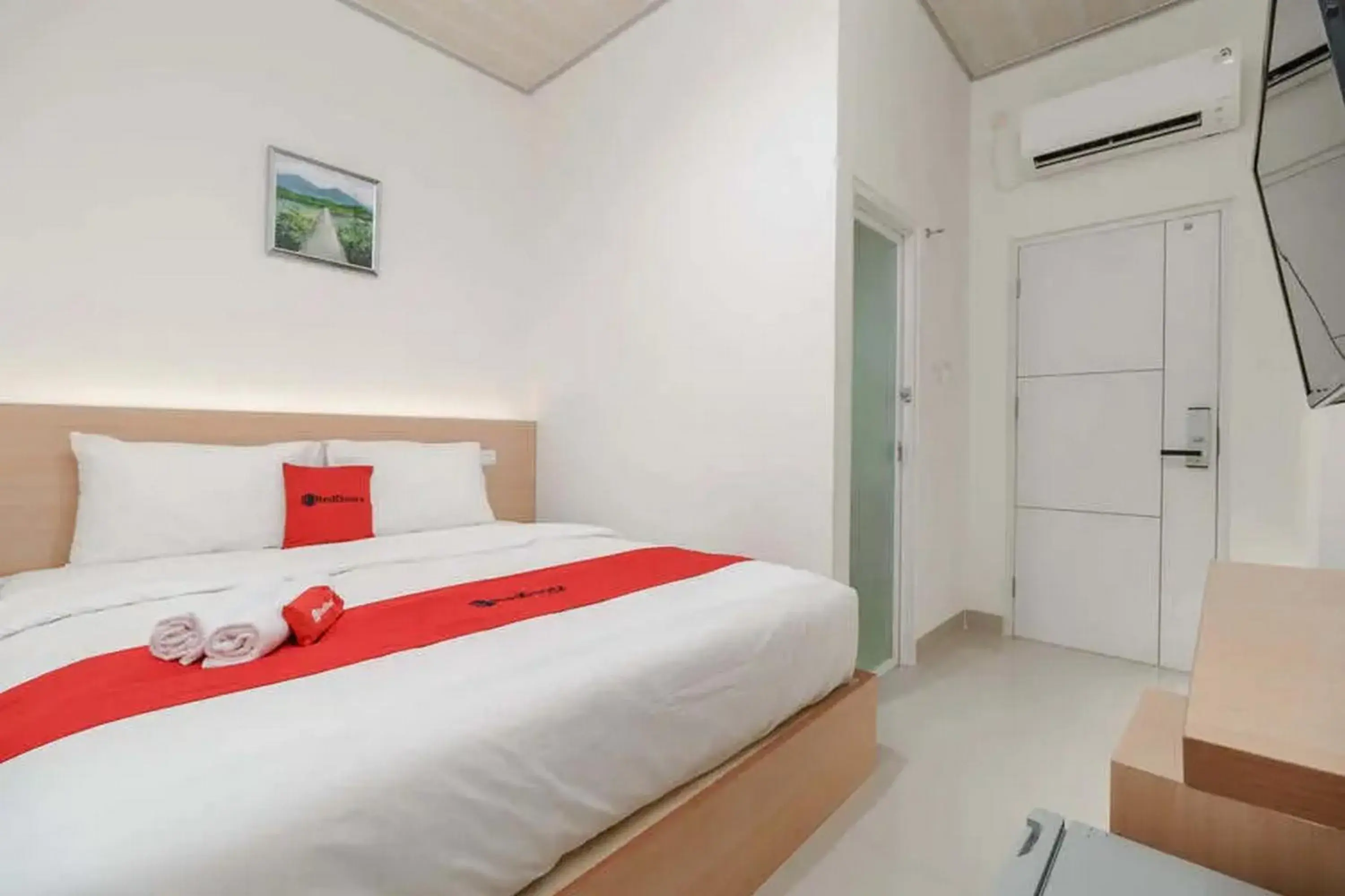 Bedroom, Bed in RedDoorz Plus near RS RK Charitas 2 Palembang Bedroom, Bed in RedDoorz Plus near RS RK Charitas 2 Palembang