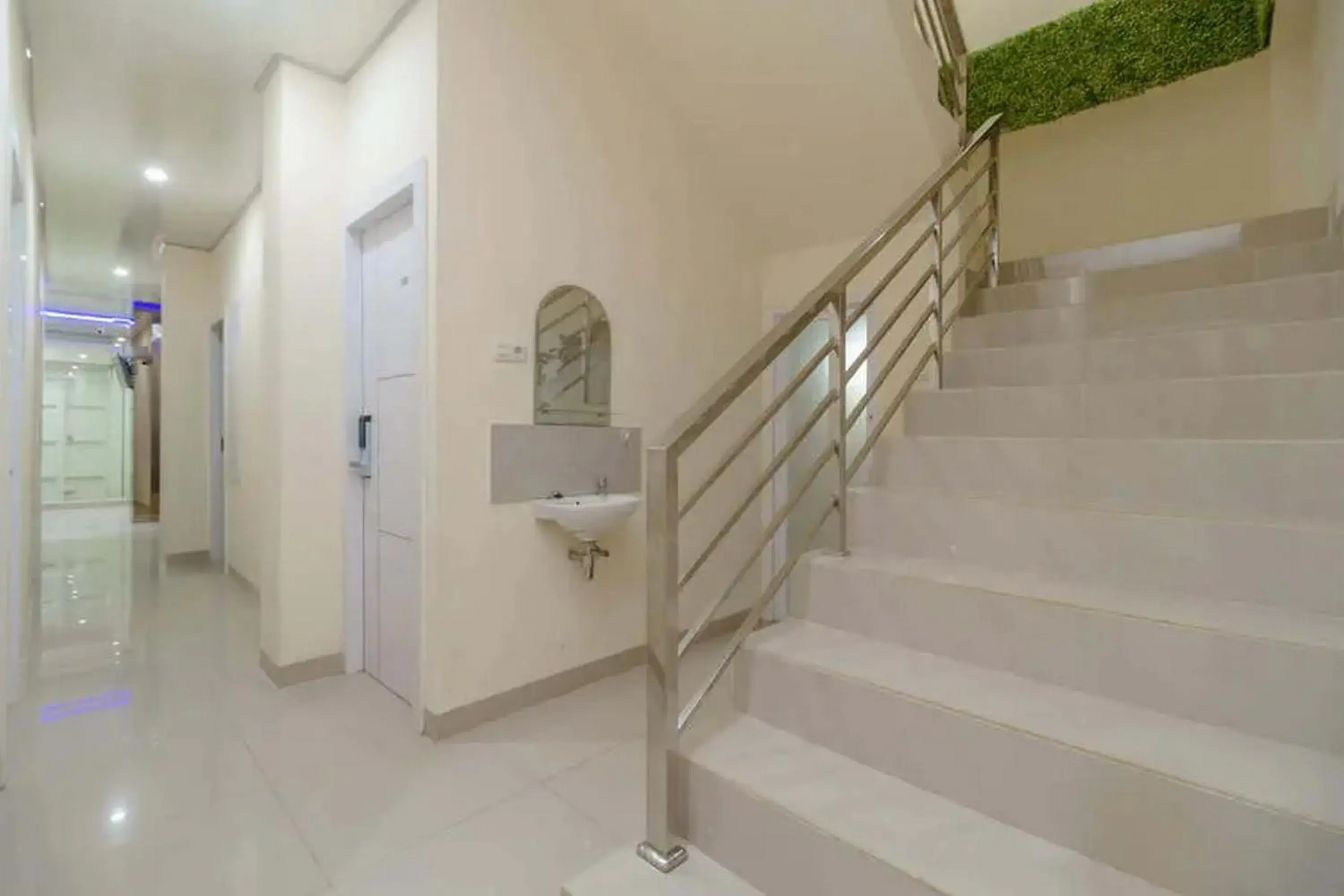 Property building in RedDoorz Plus near RS RK Charitas 2 Palembang Property building in RedDoorz Plus near RS RK Charitas 2 Palembang