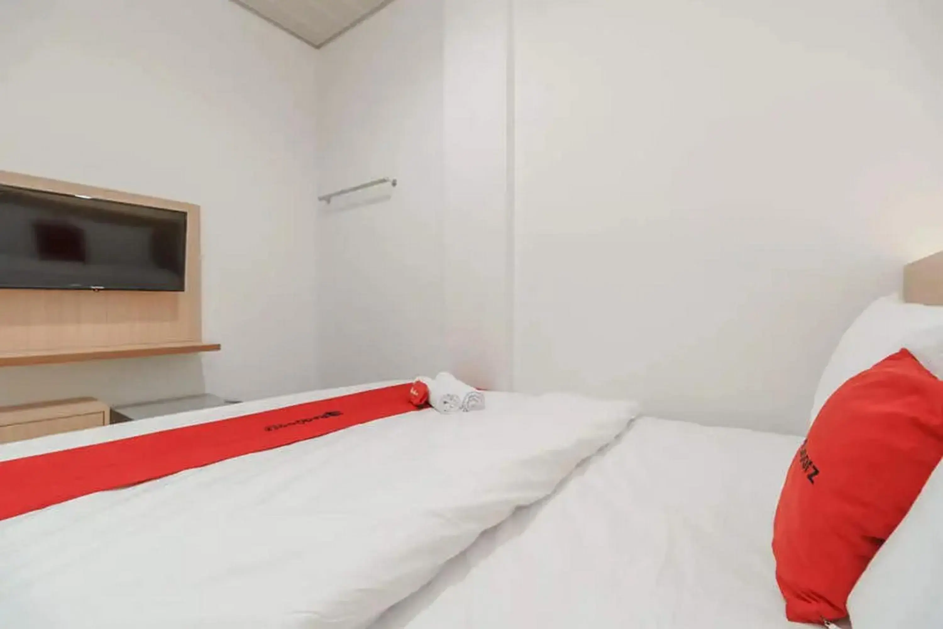 Bedroom, Bed in RedDoorz Plus near RS RK Charitas 2 Palembang Bedroom, Bed in RedDoorz Plus near RS RK Charitas 2 Palembang