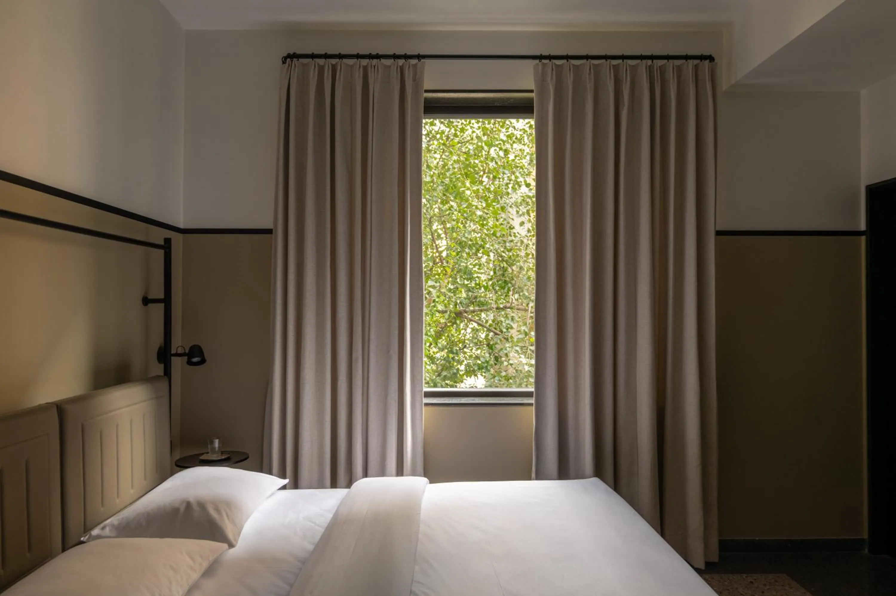 Bedroom, Bed in Wellesley Hotel