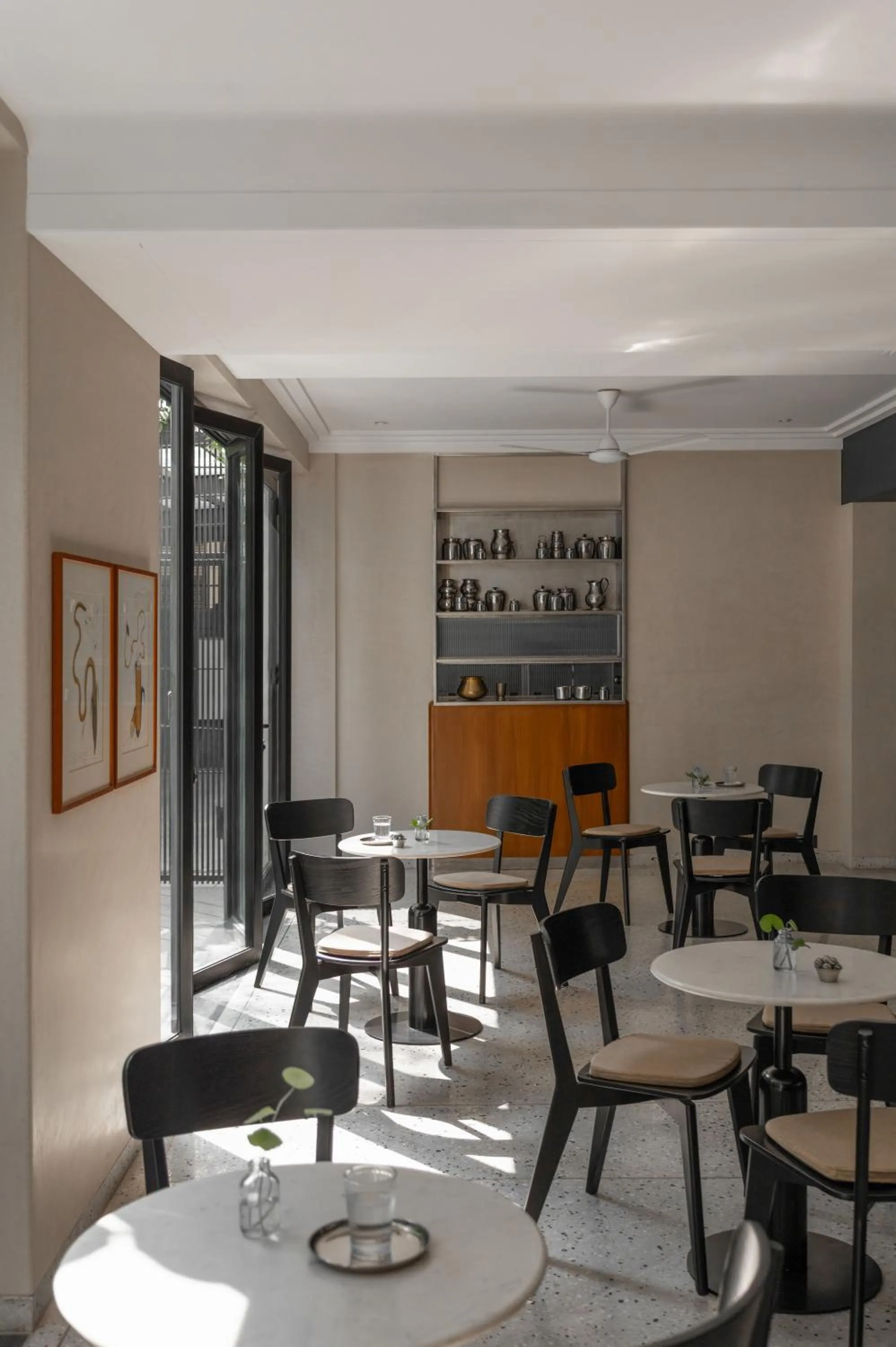 Restaurant/places to eat in Wellesley Hotel