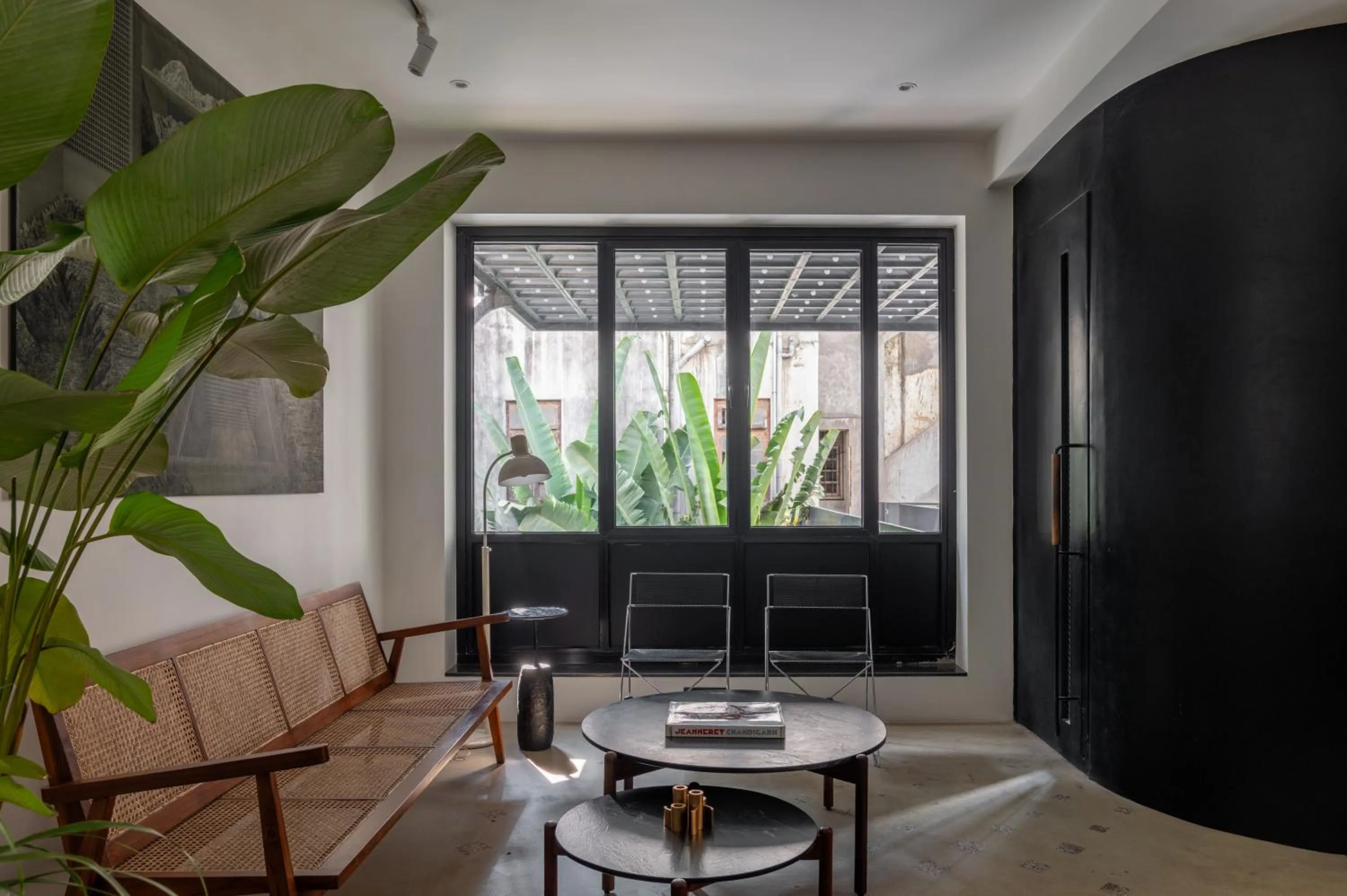 Communal lounge/ TV room in Wellesley Hotel