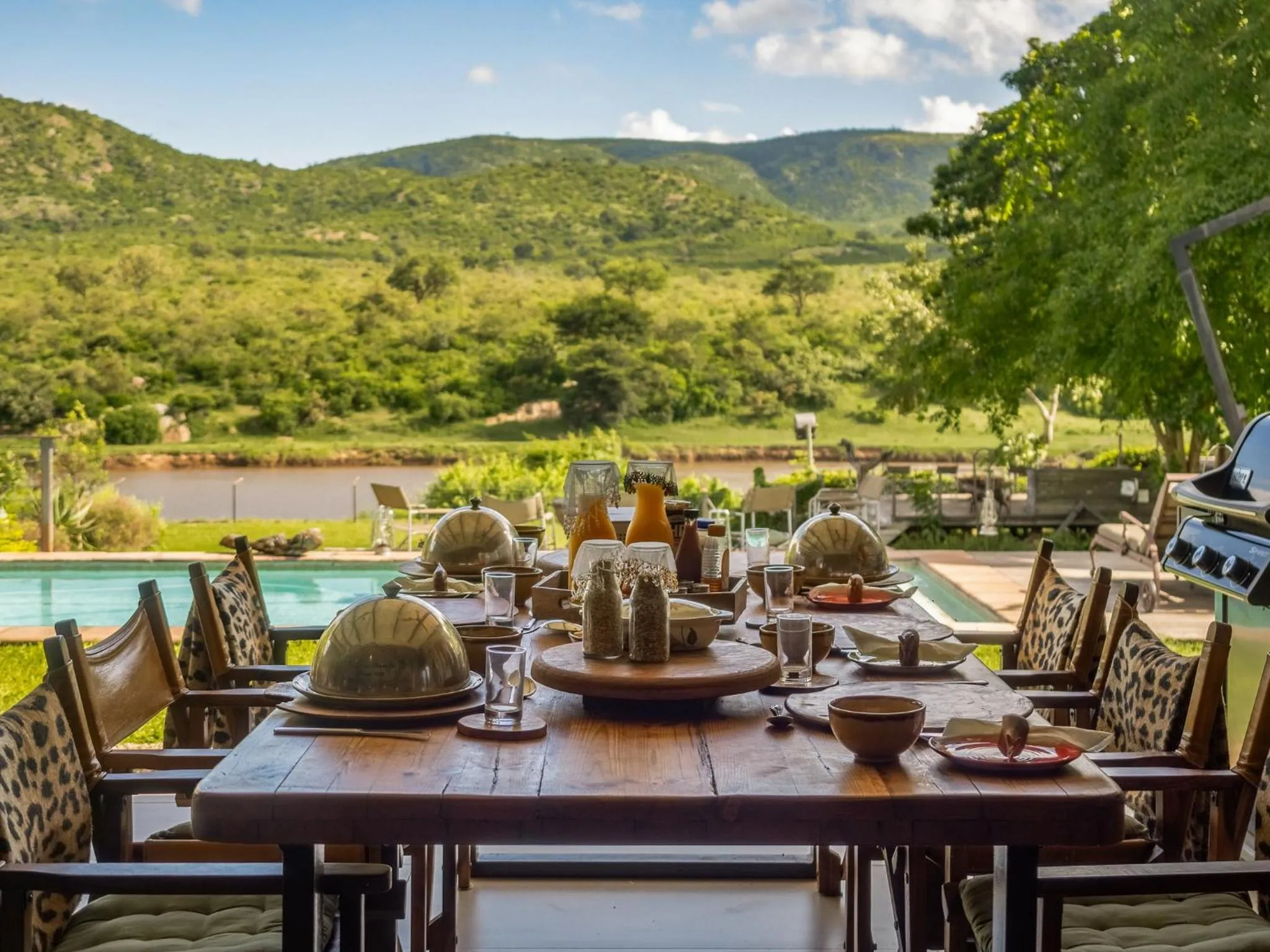 Dining area in Kambaku River Lodge