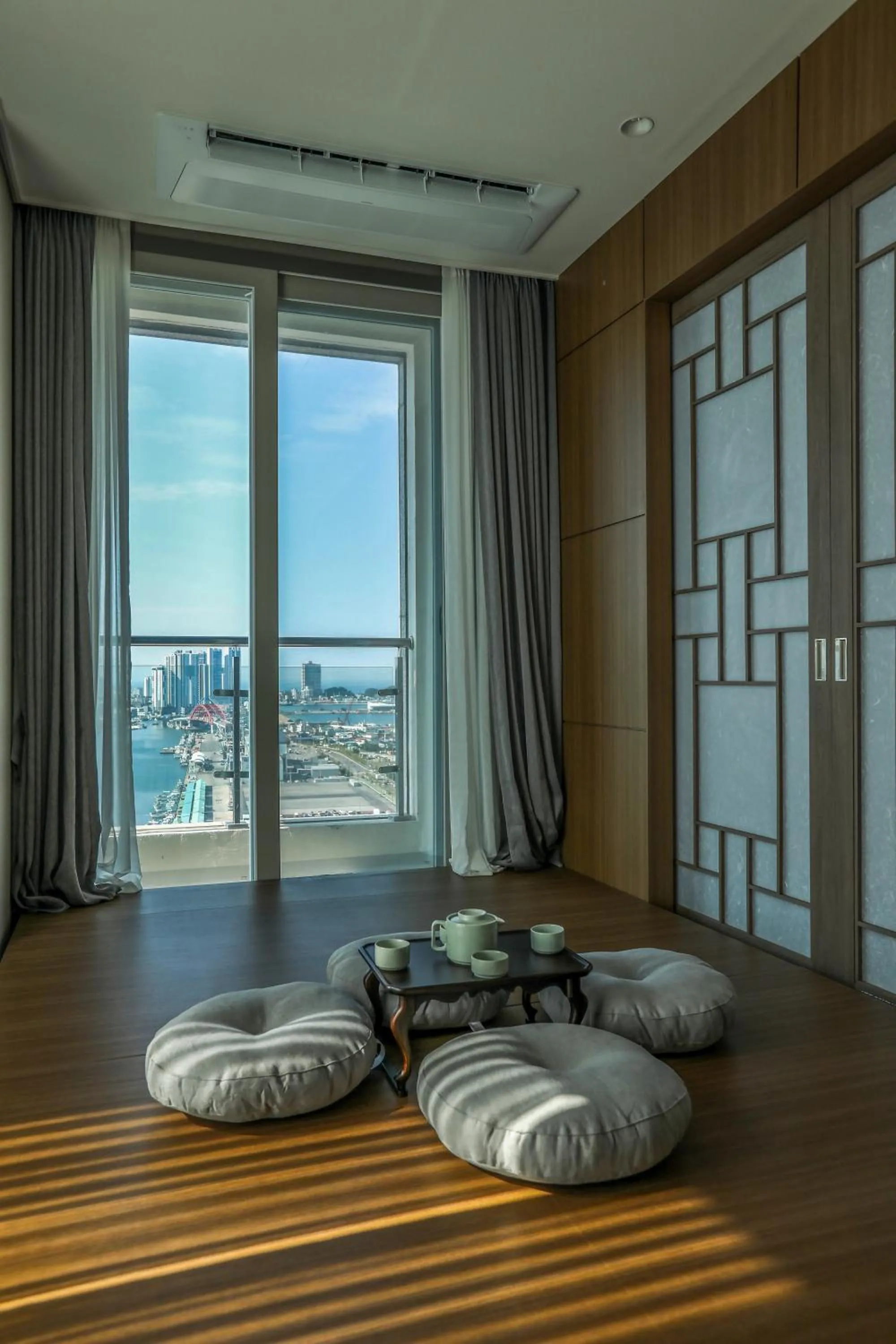 Living room, Bed in Hotelaround Sokcho