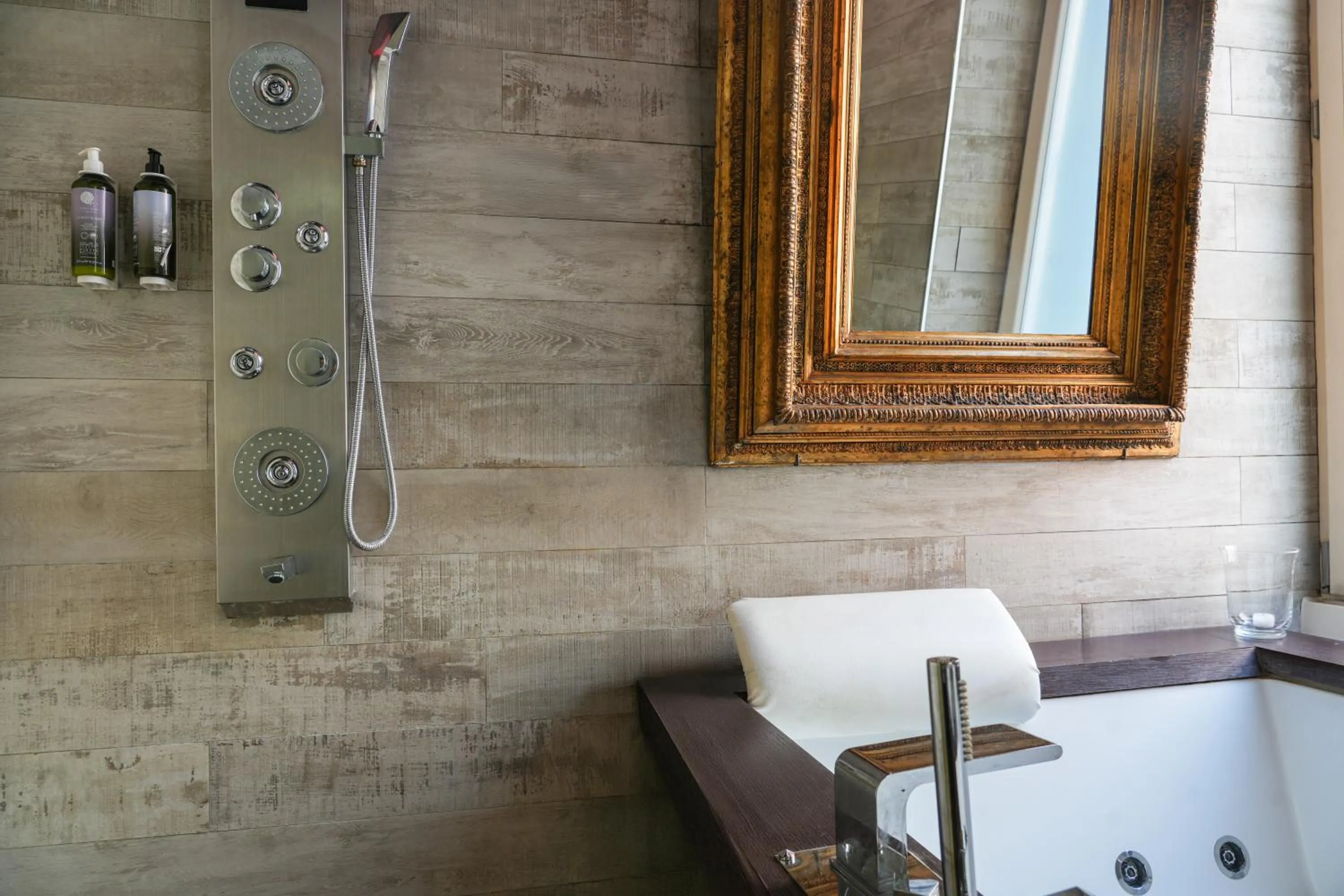 Hot Tub in Corso Boutique Luxury Rooms