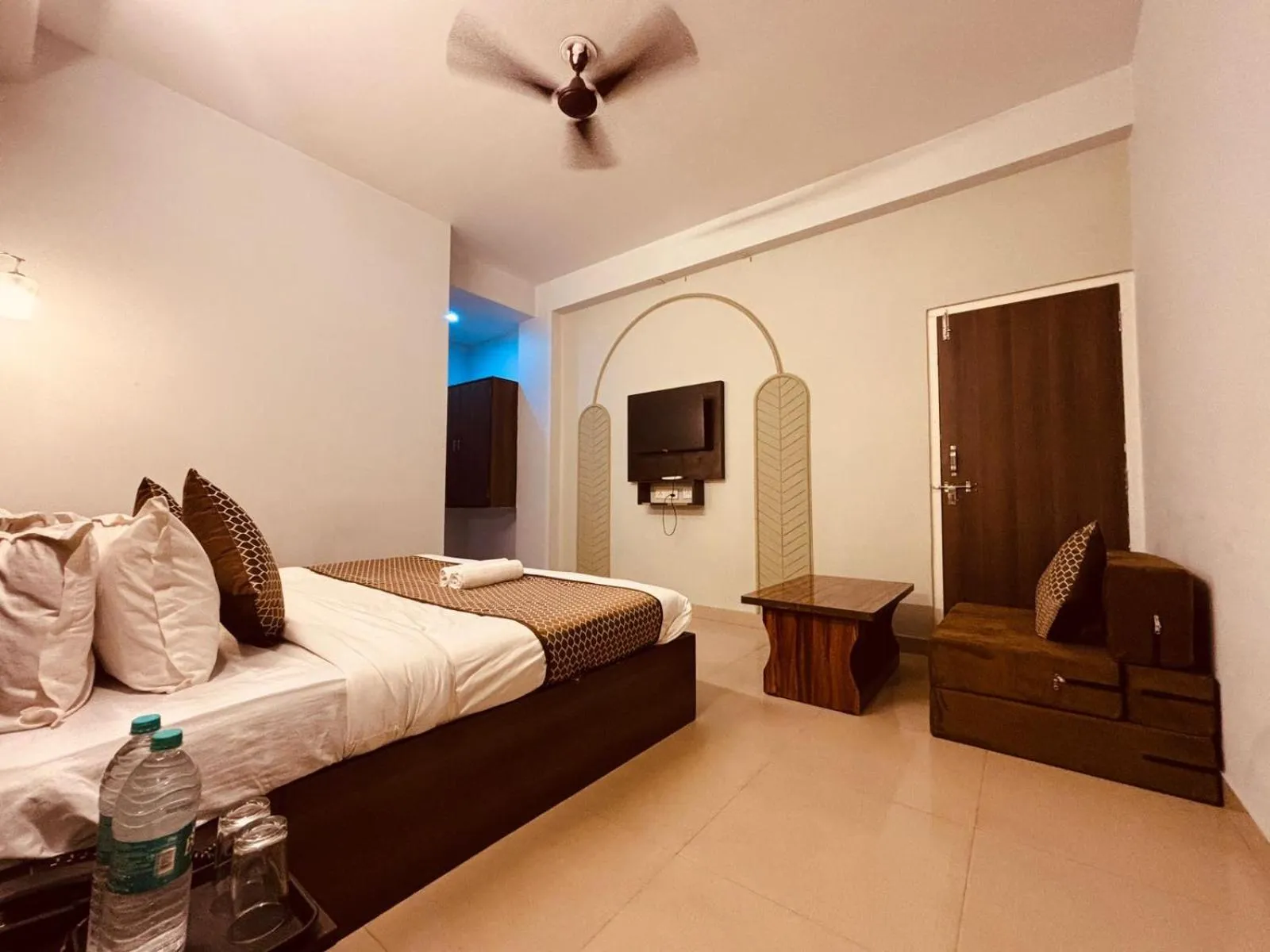 Bedroom, Bed in Majestic Heights Hotel