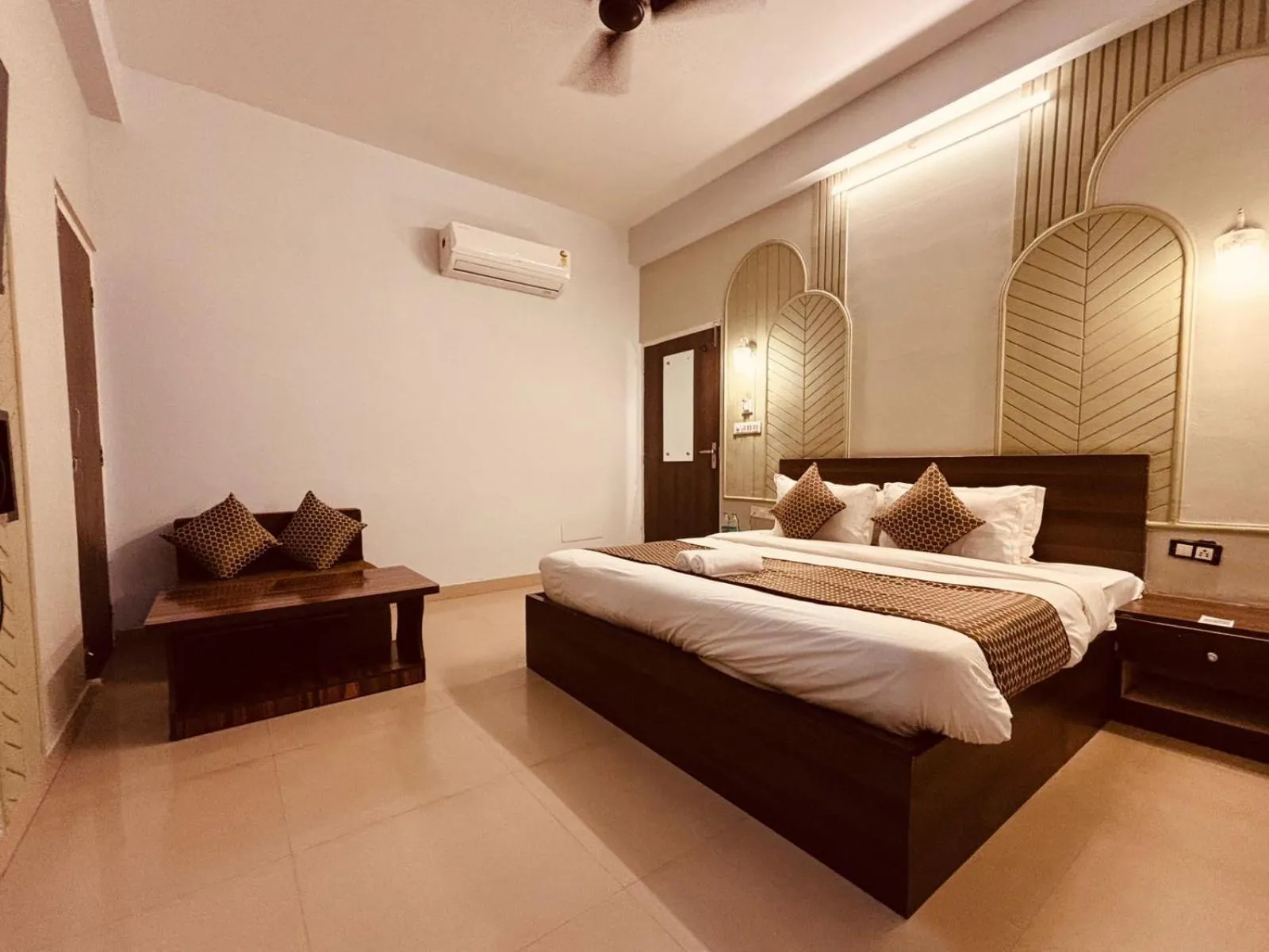 Bedroom, Bed in Majestic Heights Hotel