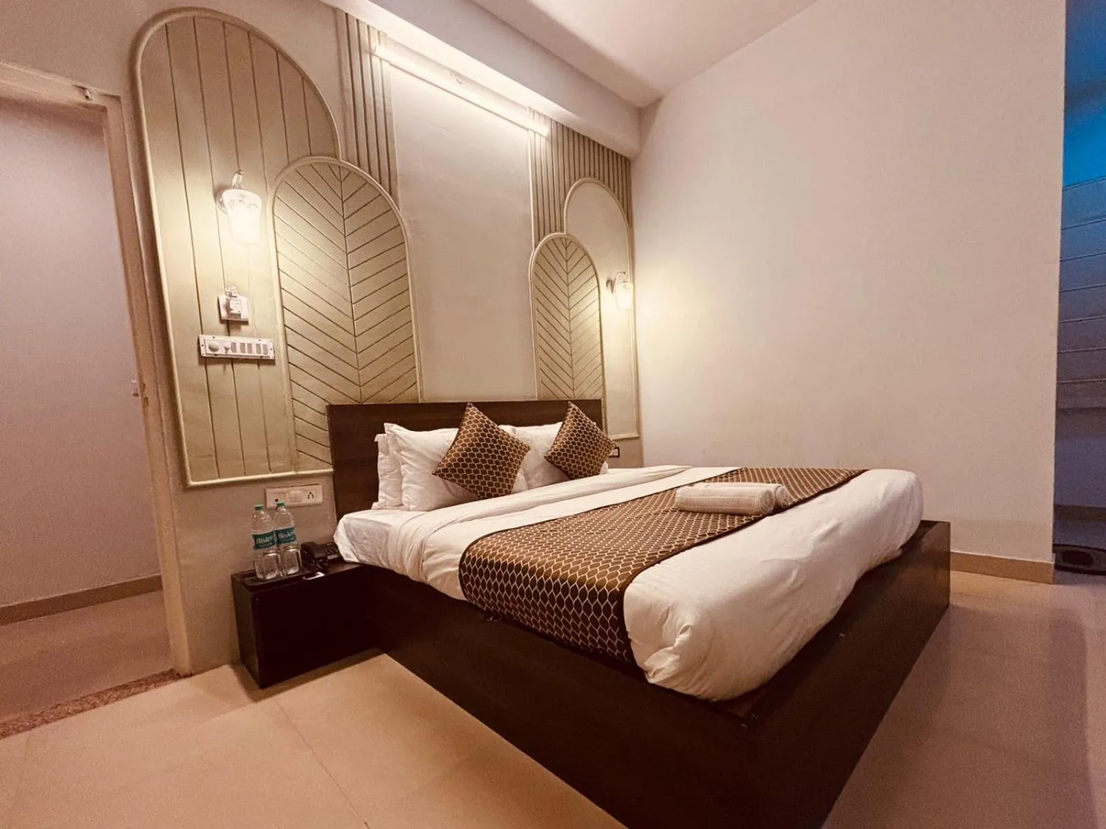 Bedroom, Bed in Majestic Heights Hotel