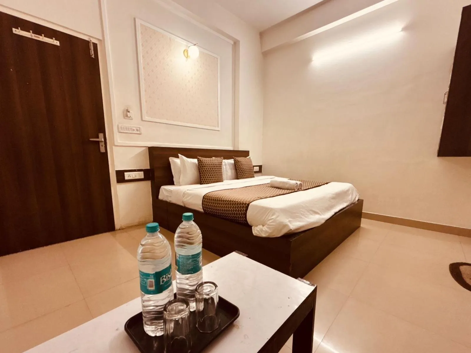 Bedroom, Bed in Majestic Heights Hotel