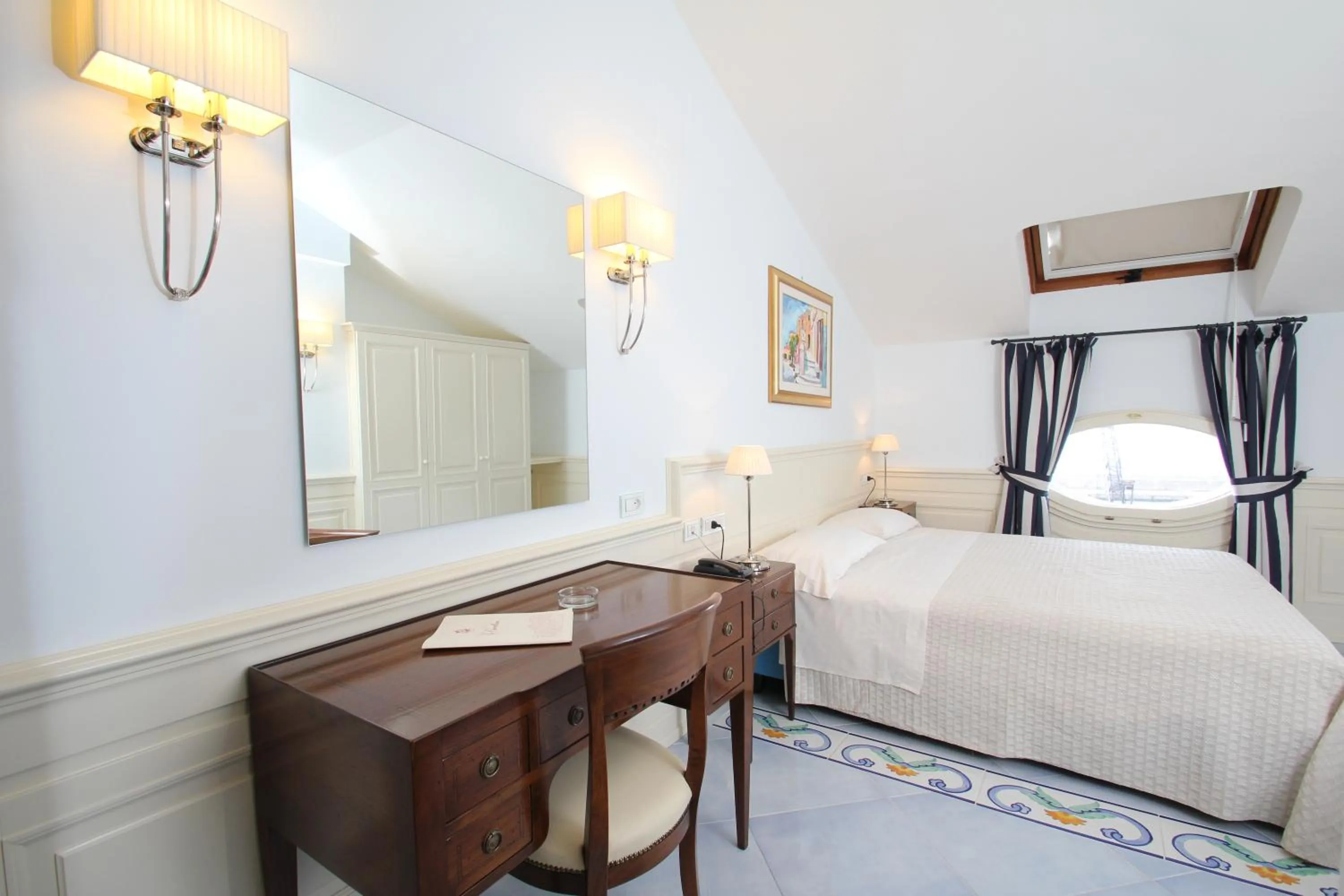 Photo of the whole room, Bed in Residenza D'epoca La Corallina