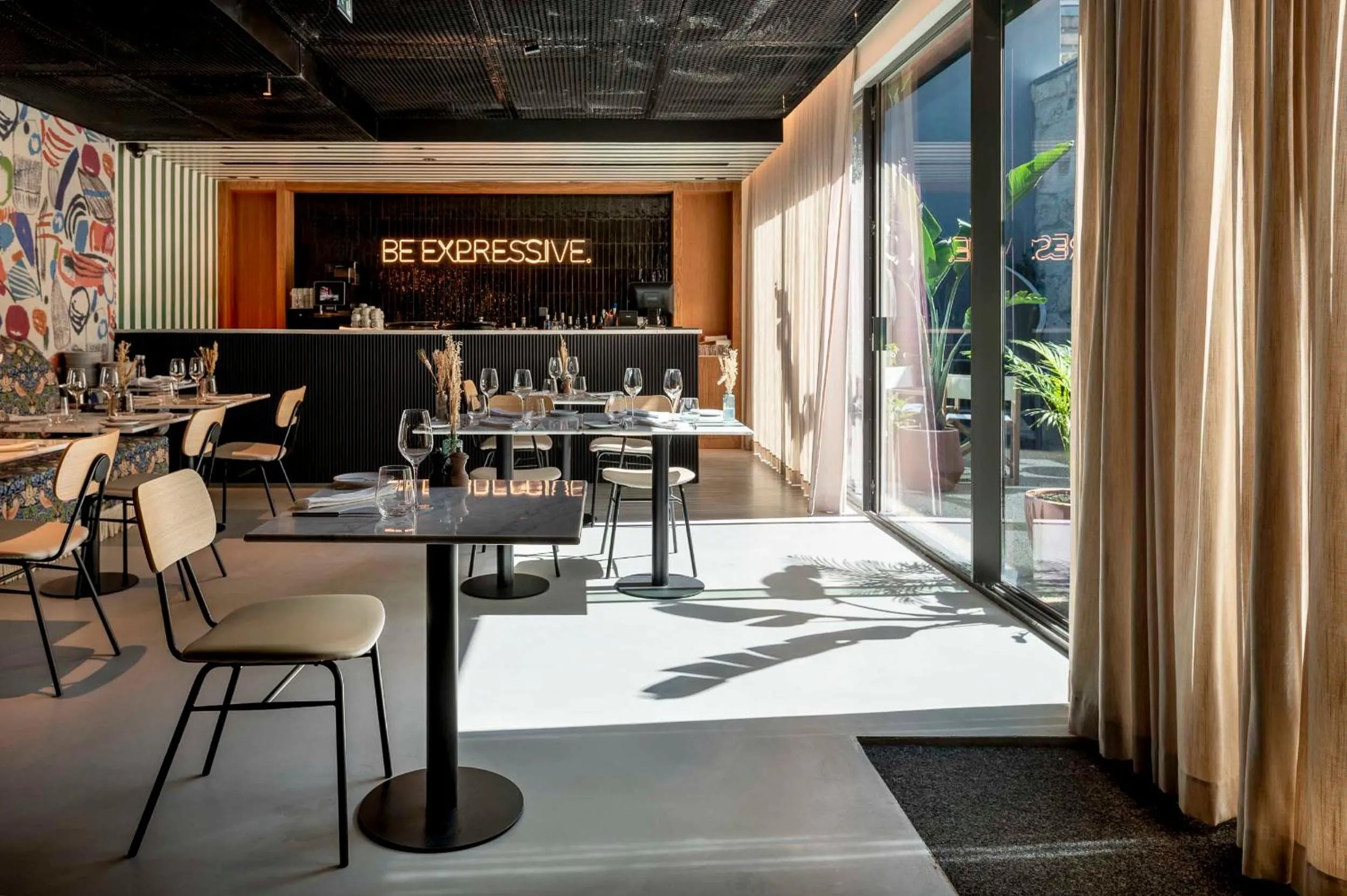 Restaurant/places to eat in Artcore Hotel Porto