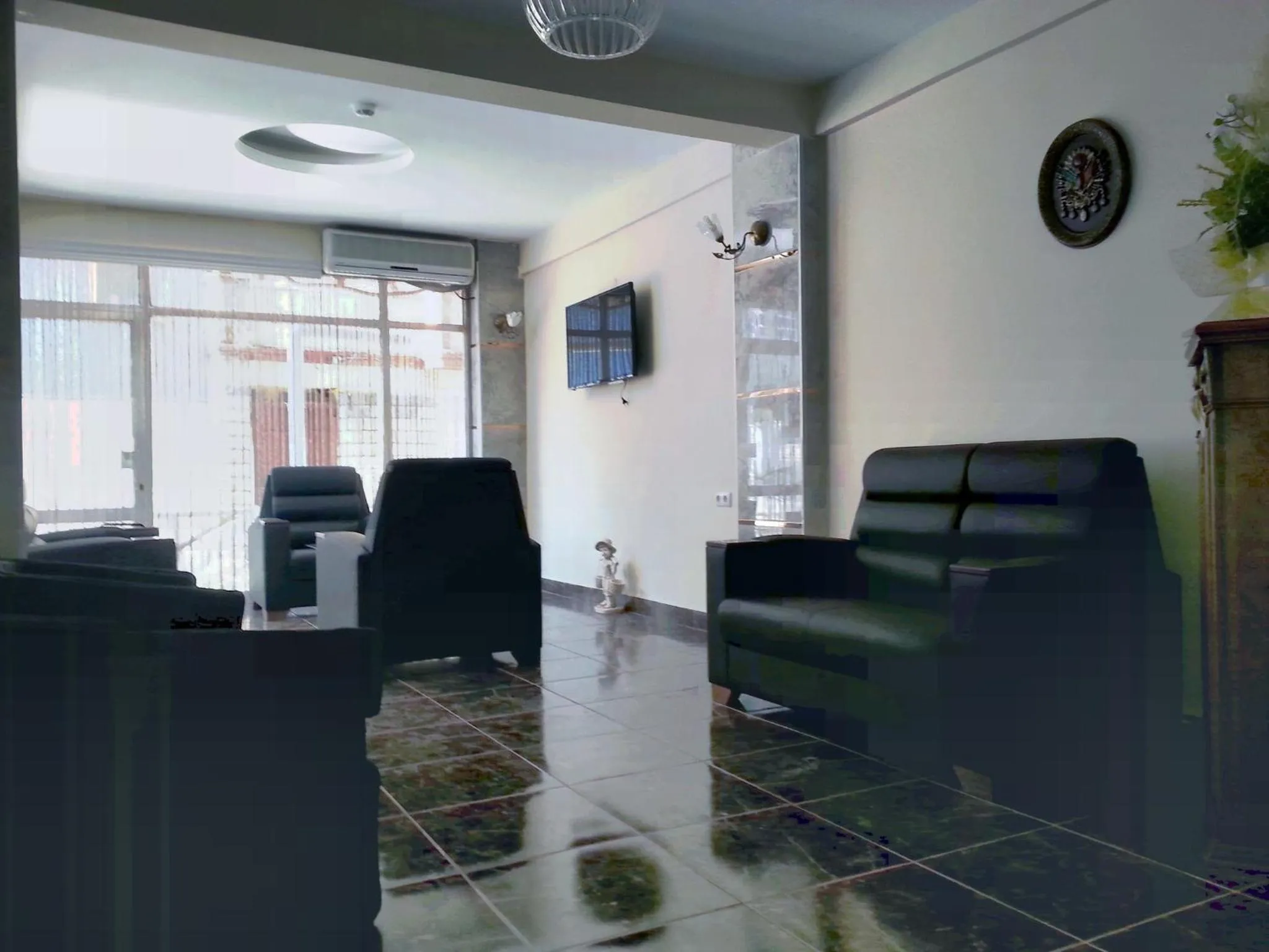 Communal lounge/ TV room in Torun Hotel Bursa