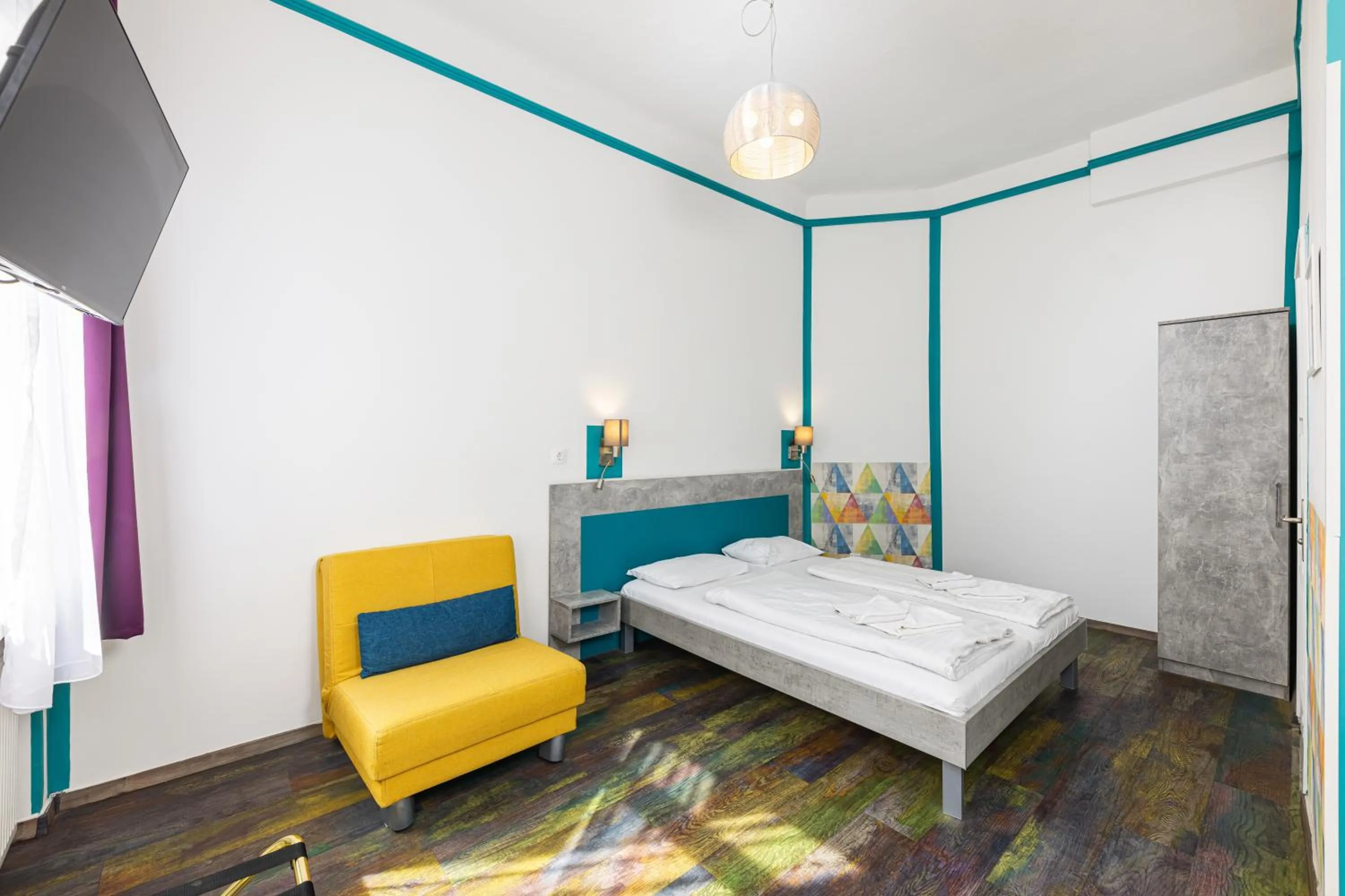 Bed in Amber Terrace Studios Downtown