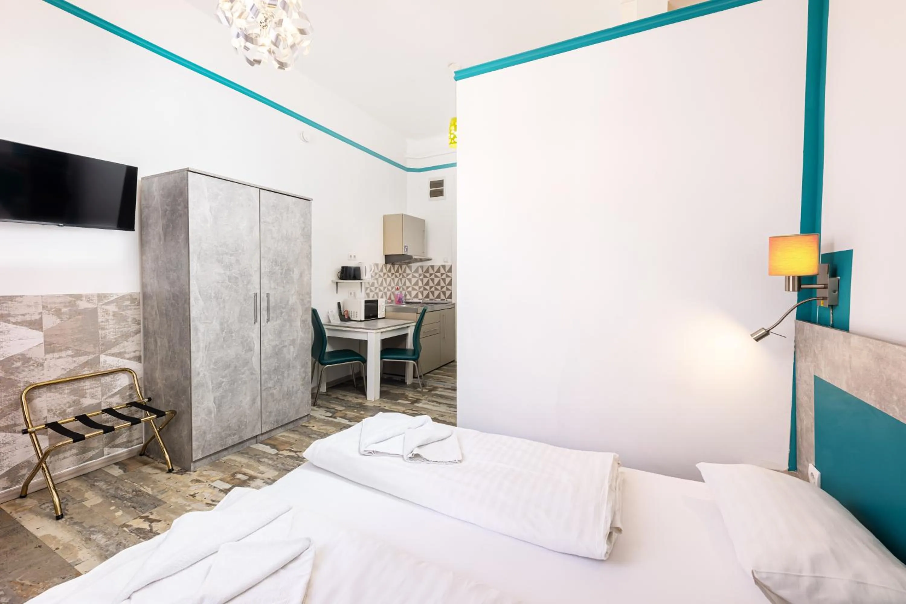 hair dresser, Bed in Amber Terrace Studios Downtown