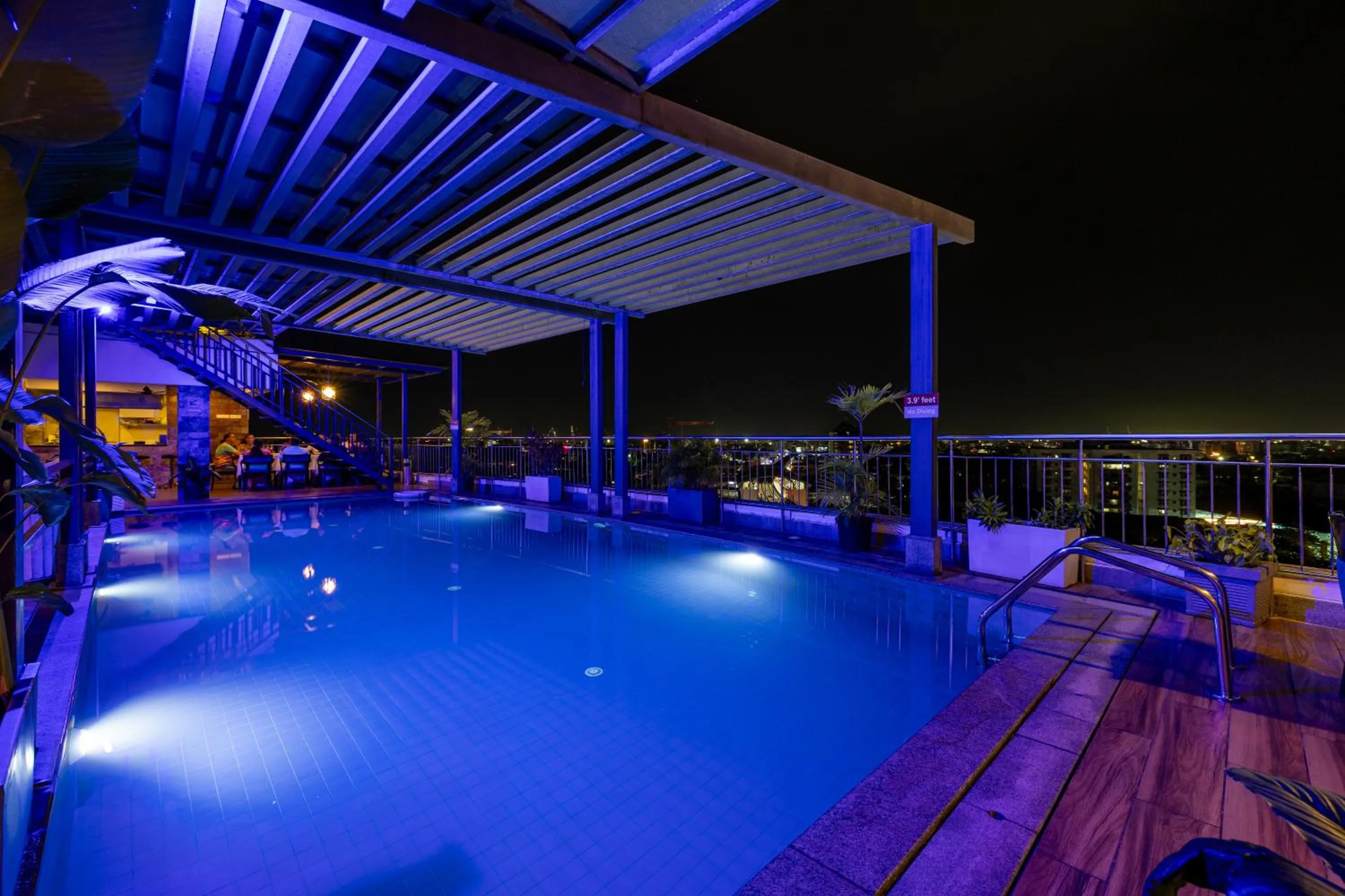 Swimming pool in Olive Downtown