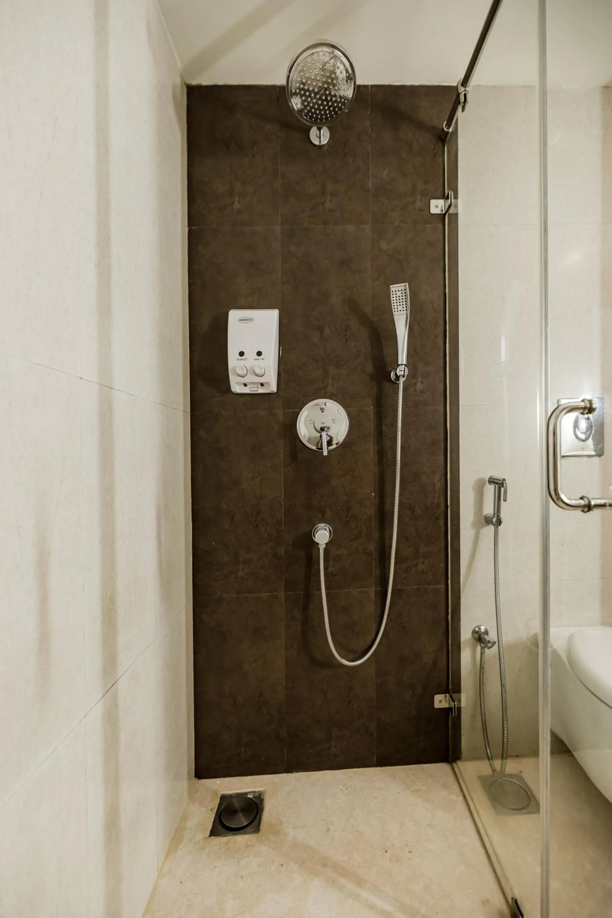 Shower in Olive Downtown