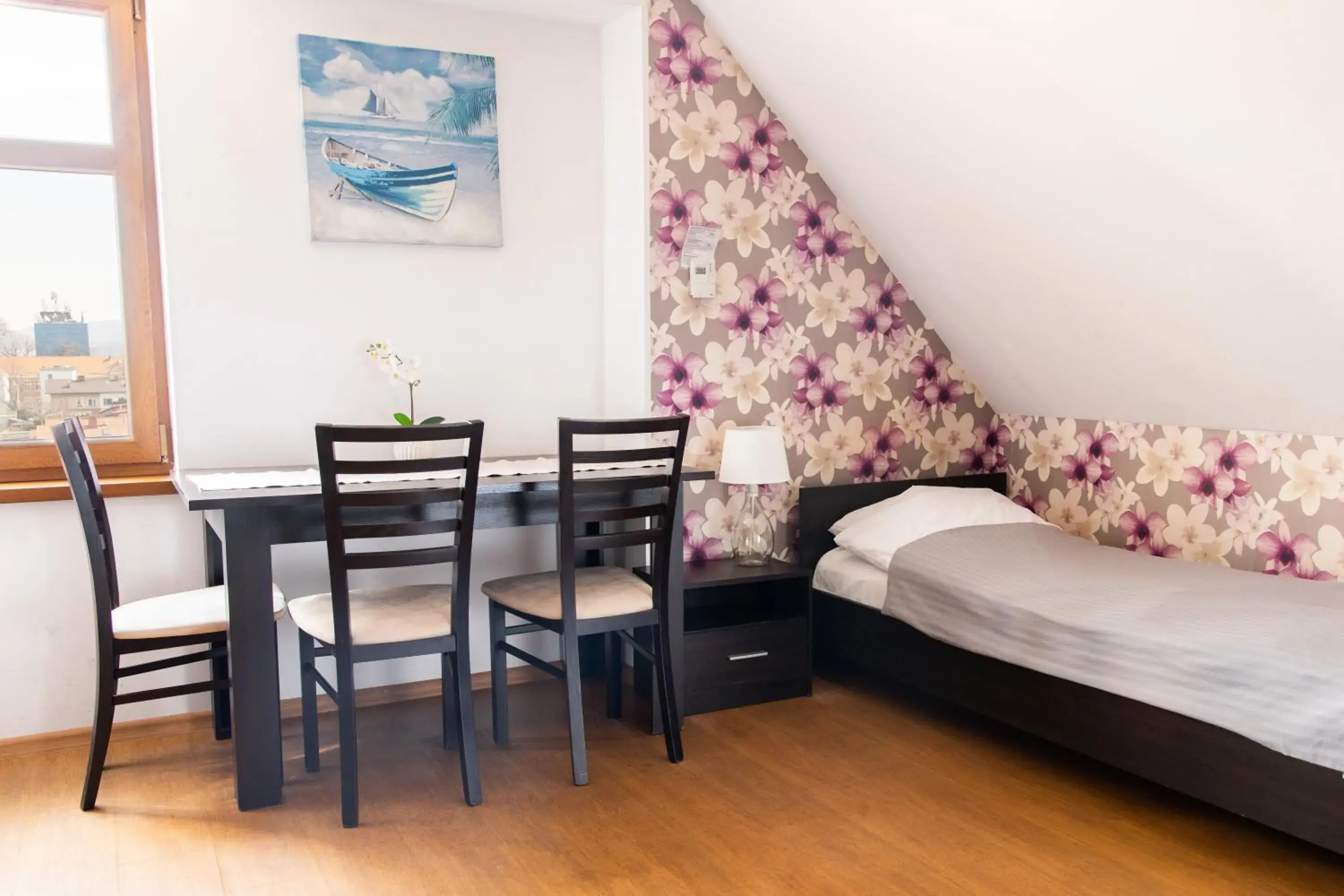 Triple Room with Private Bathroom - single occupancy in Pokoje Zygmuntowska Triple Room with Private Bathroom - single occupancy in Pokoje Zygmuntowska