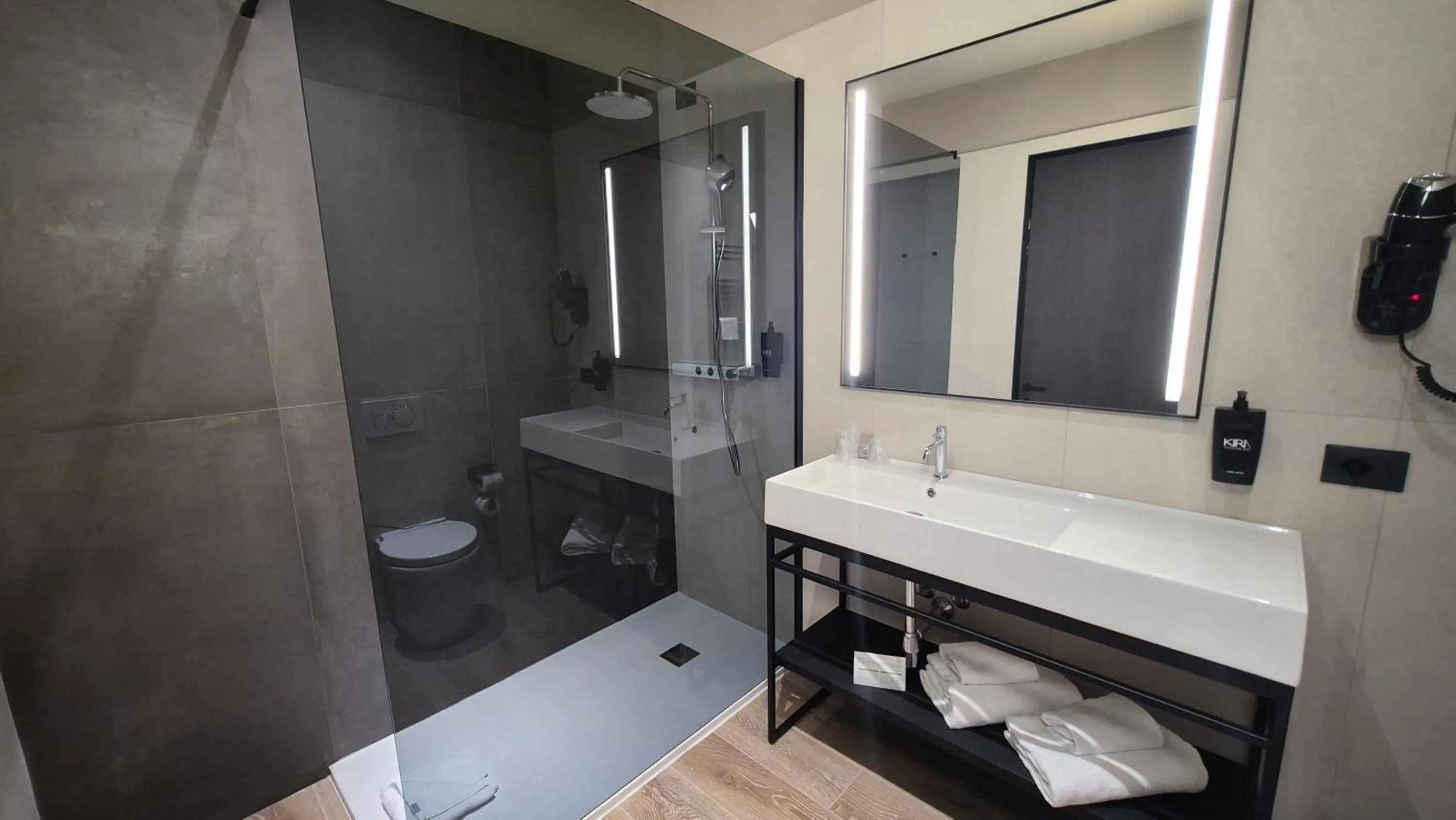 Bathroom in Kira Suites Hotel Milano