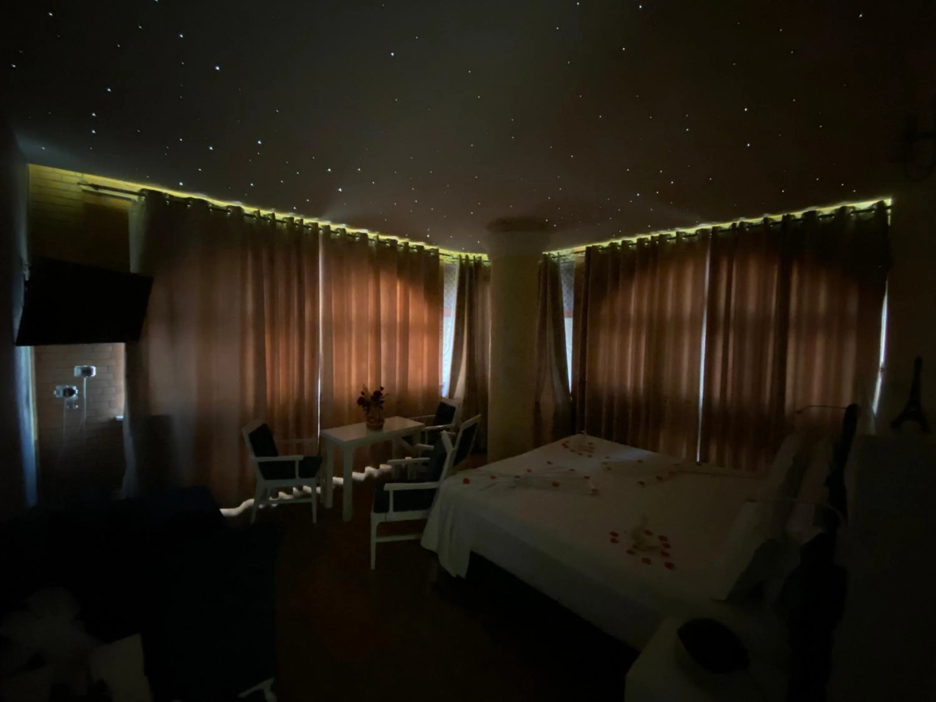 Photo of the whole room, Bed in The Red Bricks Hotel