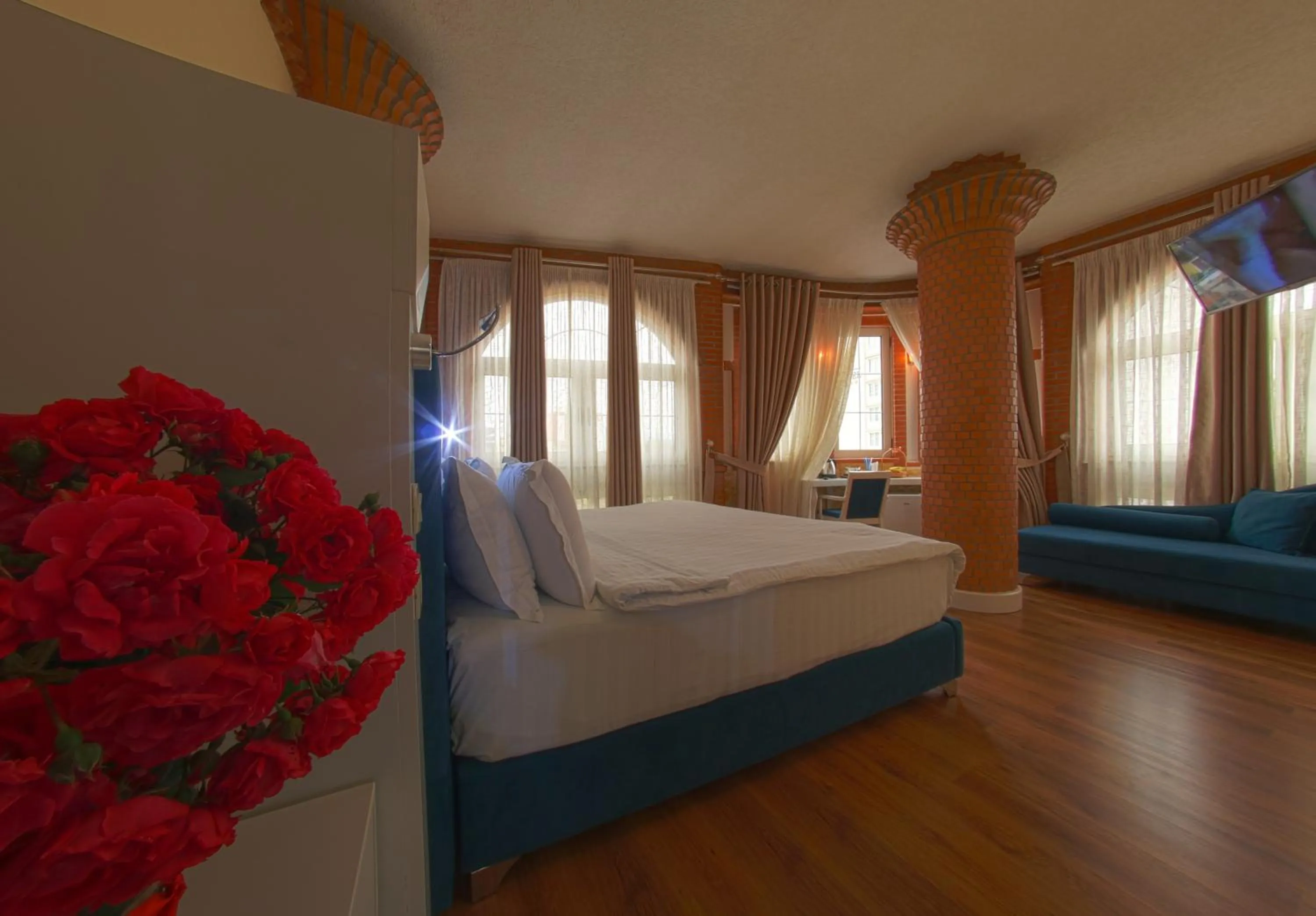 Photo of the whole room, Bed in The Red Bricks Hotel