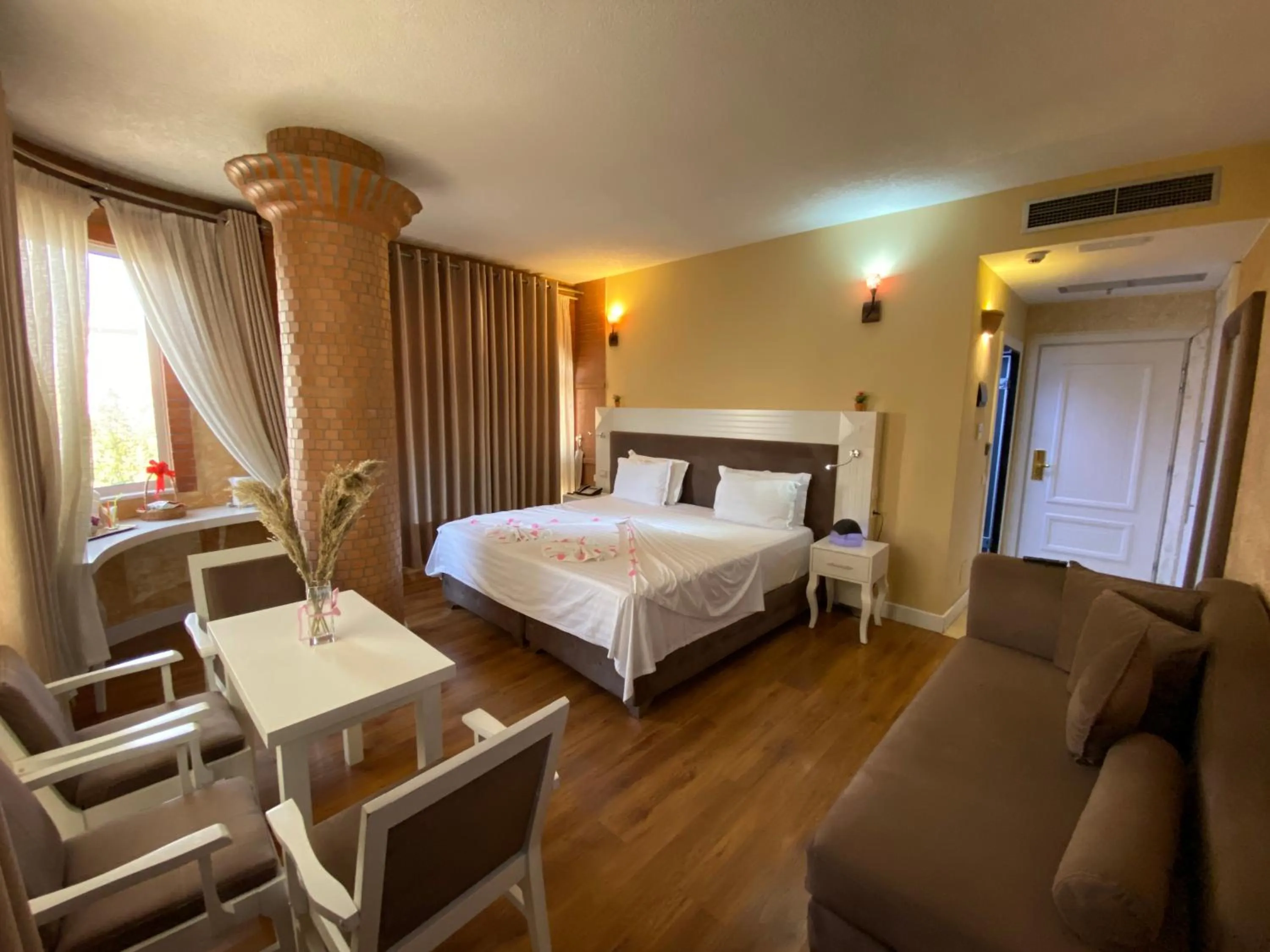 Photo of the whole room, Bed in The Red Bricks Hotel