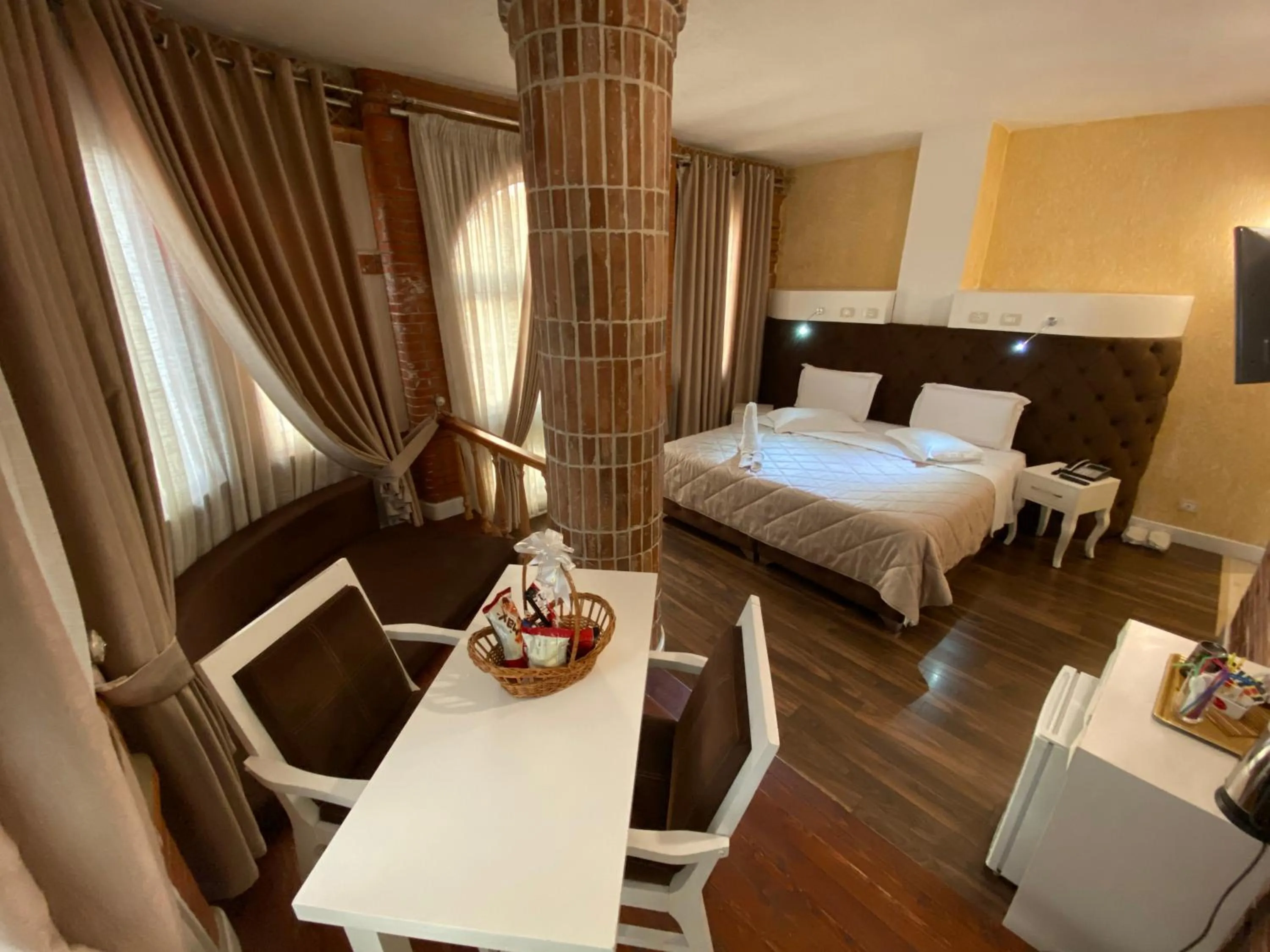 Photo of the whole room, Bed in The Red Bricks Hotel