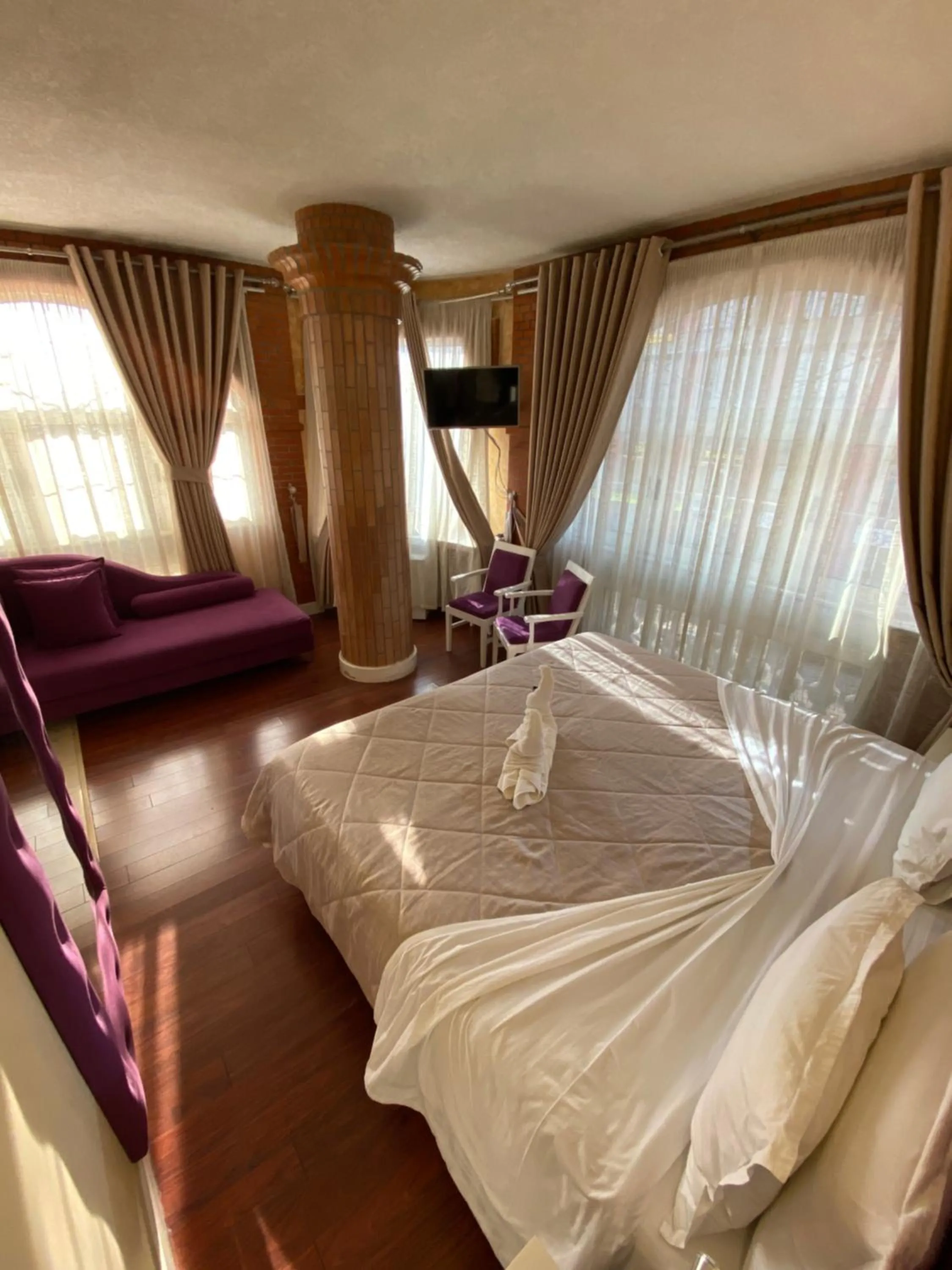 Photo of the whole room, Bed in The Red Bricks Hotel