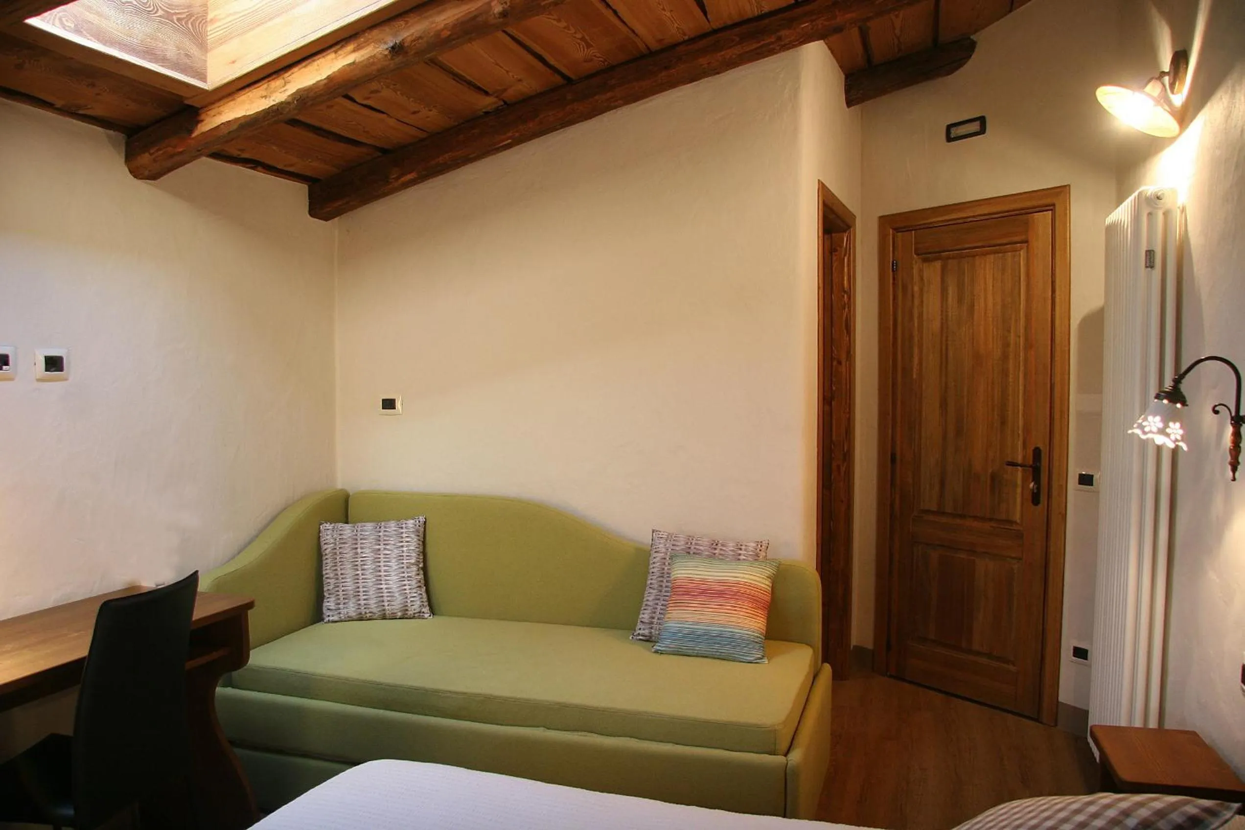 Seating area, Bed in Ostello del Castello Tirano