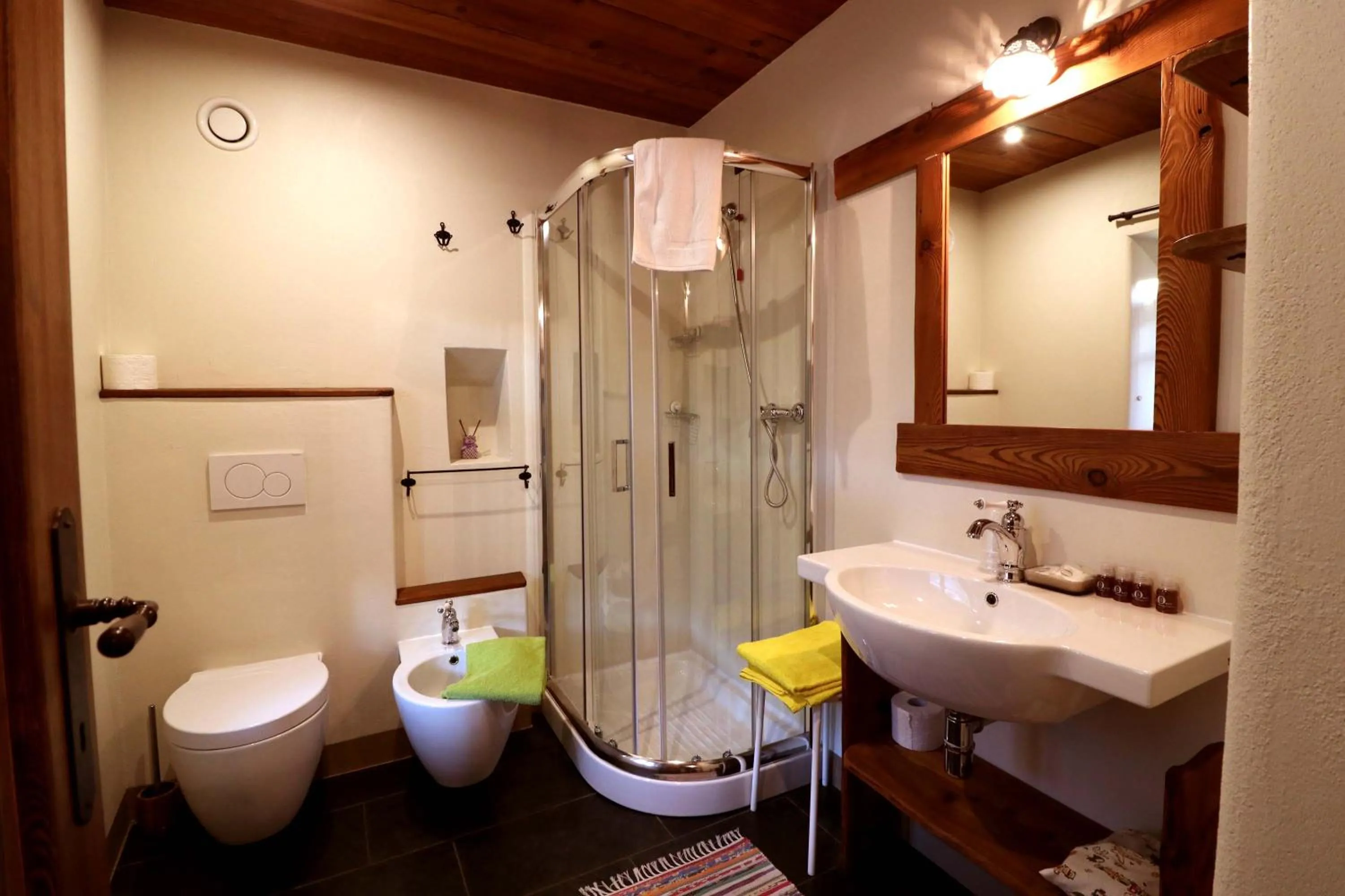 Toilet in Ostello del Castello Tirano