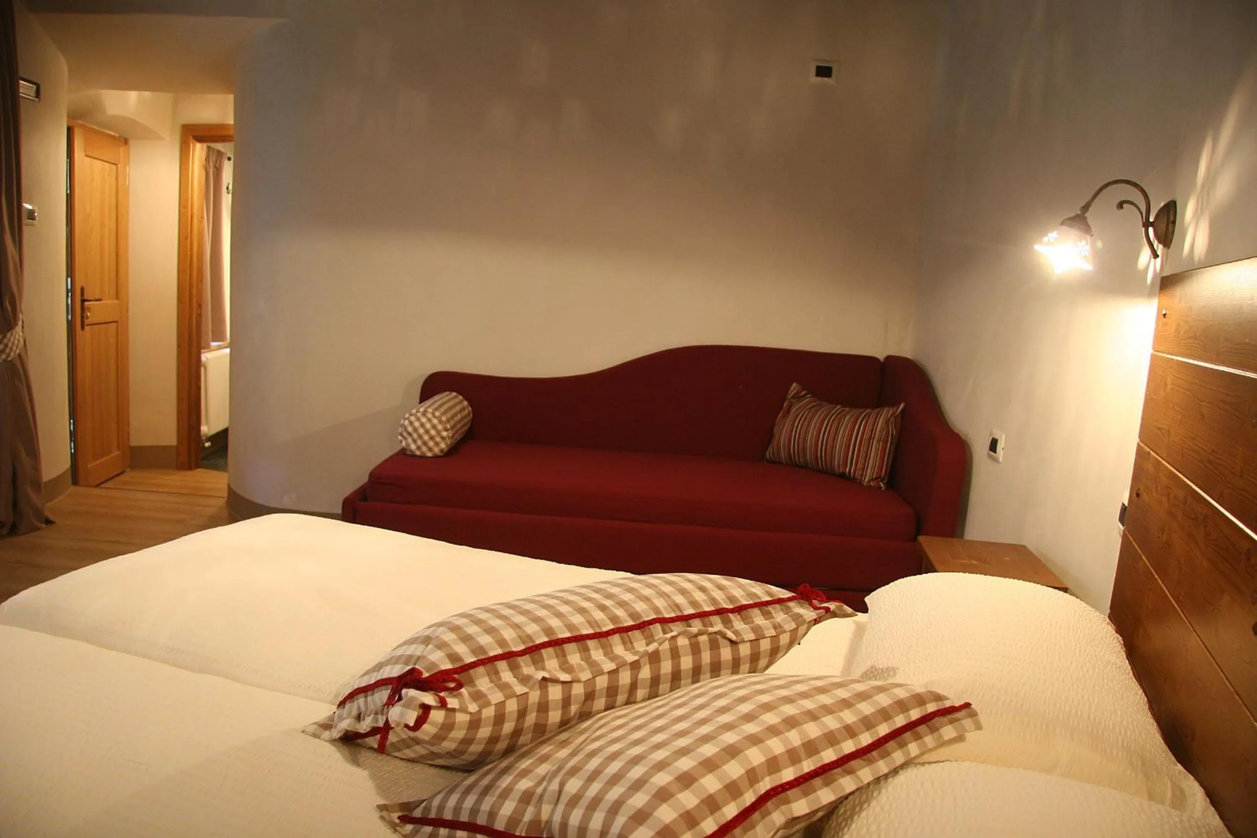 Seating area, Bed in Ostello del Castello Tirano