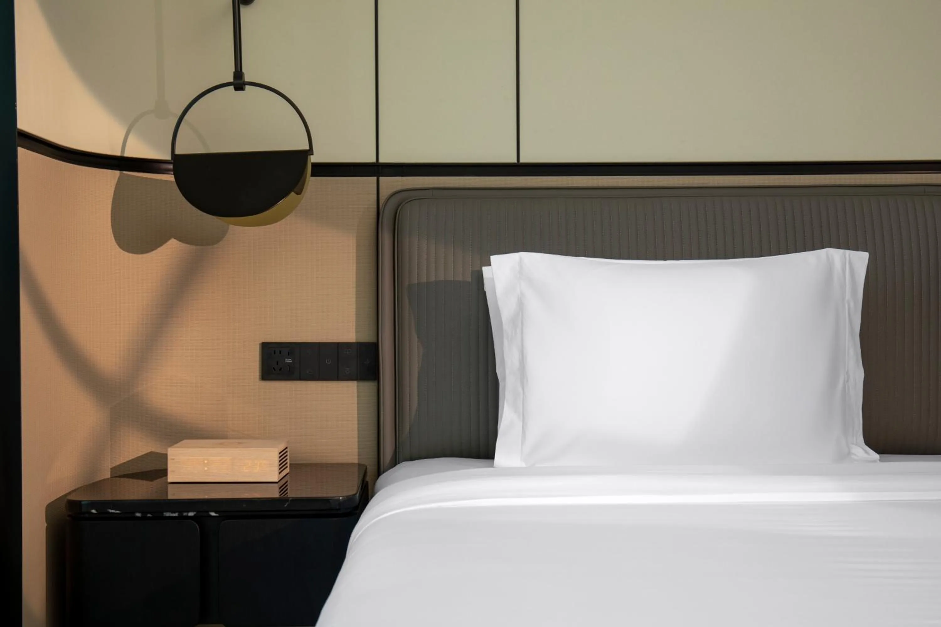 Bed in Crowne Plaza Guangzhou Window of Canton