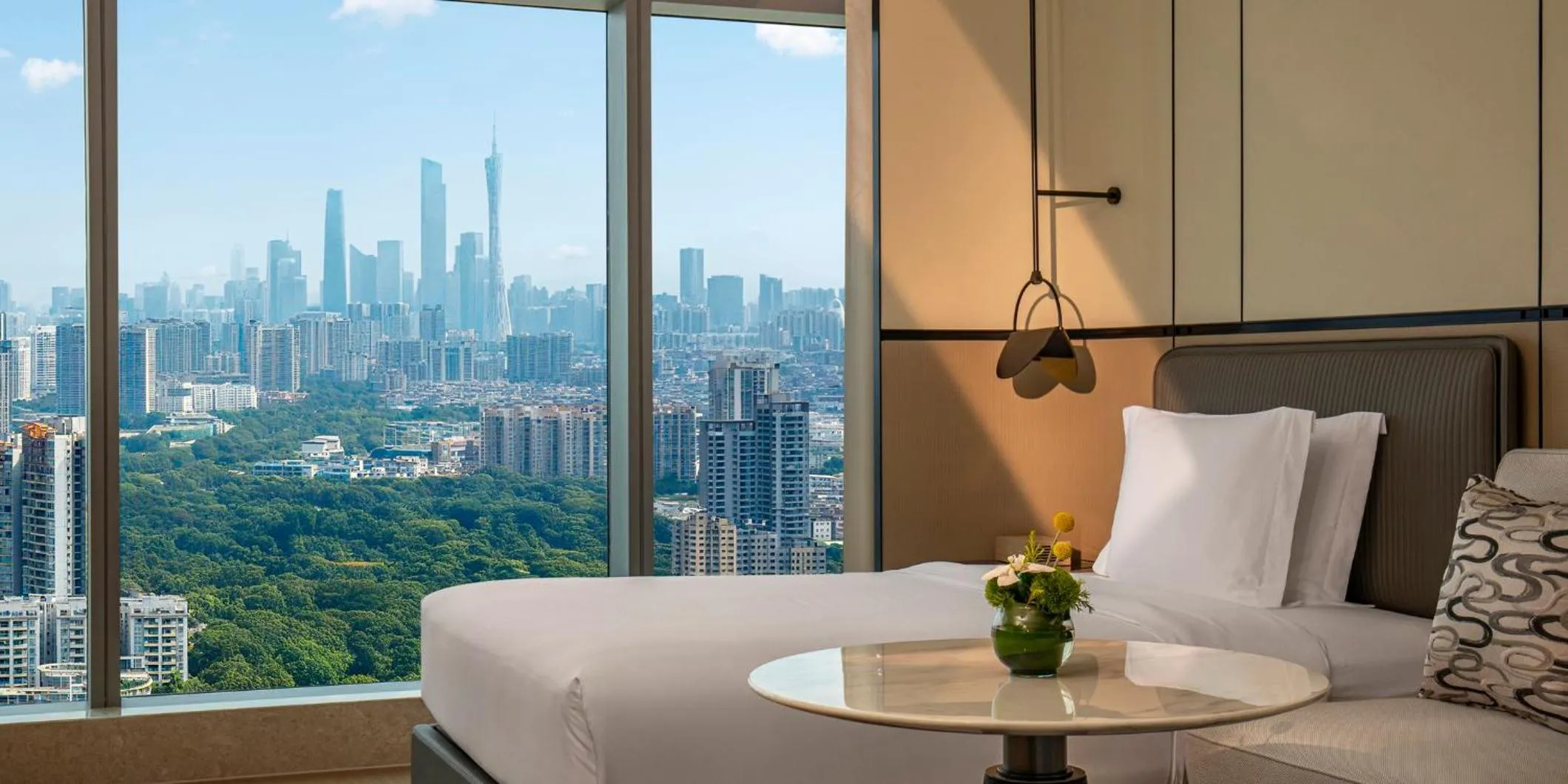 Photo of the whole room, Bed in Crowne Plaza Guangzhou Window of Canton