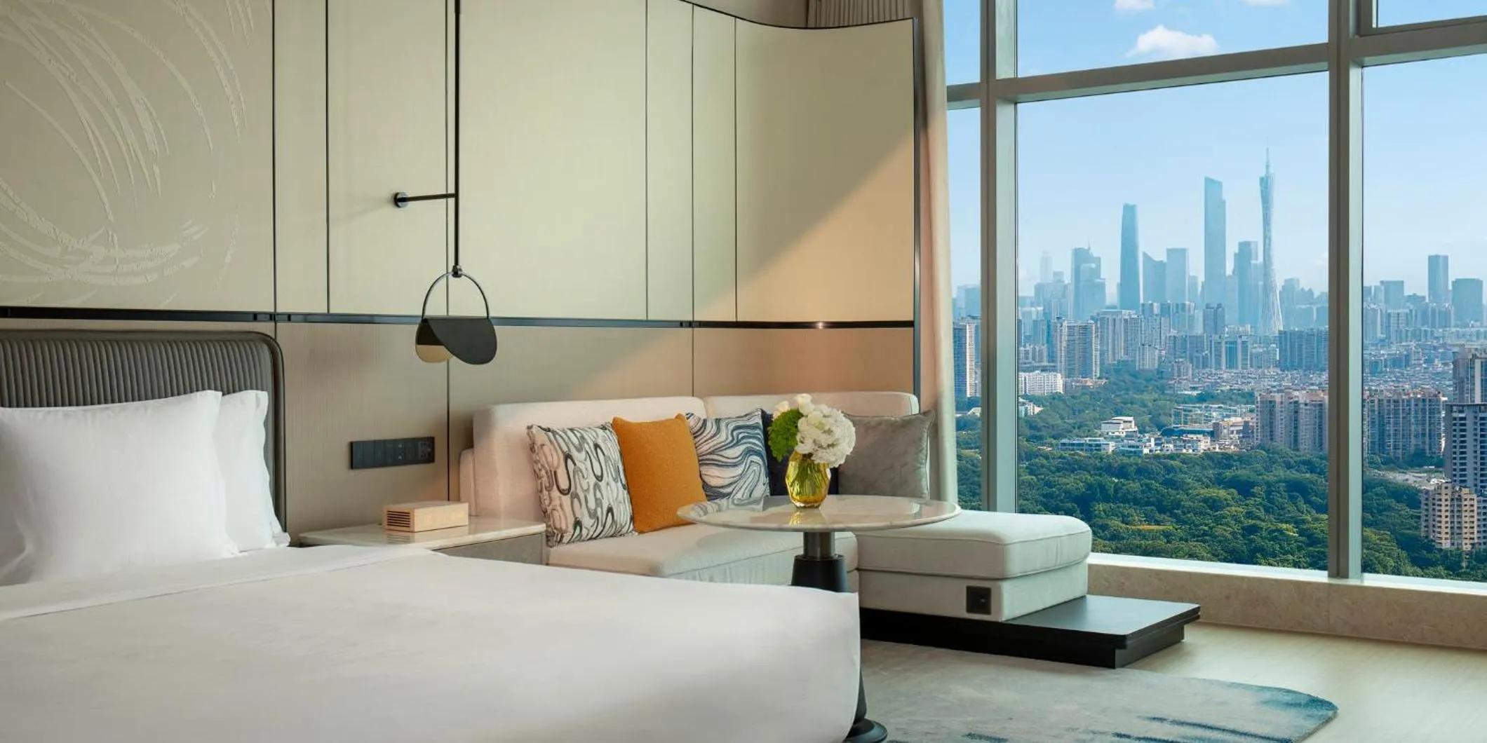 Photo of the whole room, Bed in Crowne Plaza Guangzhou Window of Canton