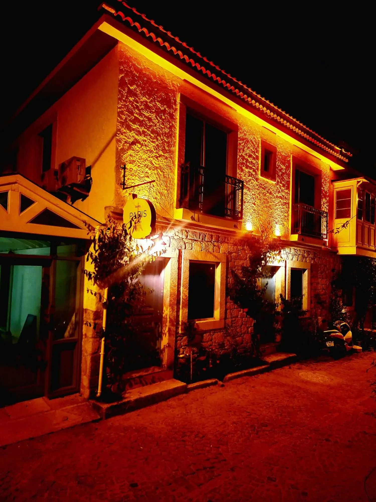 Night in Paris Alaçatı Butik Otel