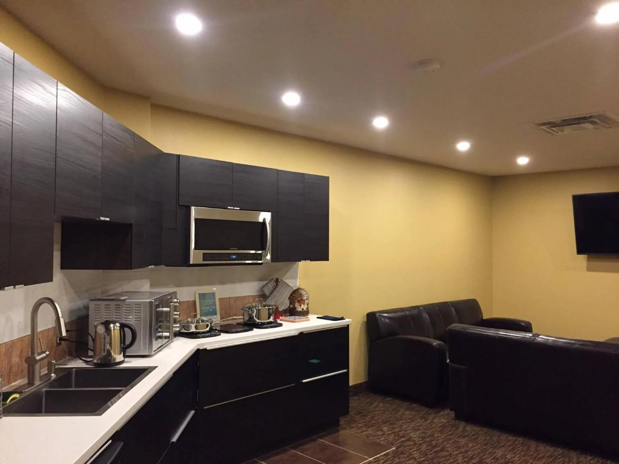 Kitchen or kitchenette in Days Inn by Wyndham Vermilion