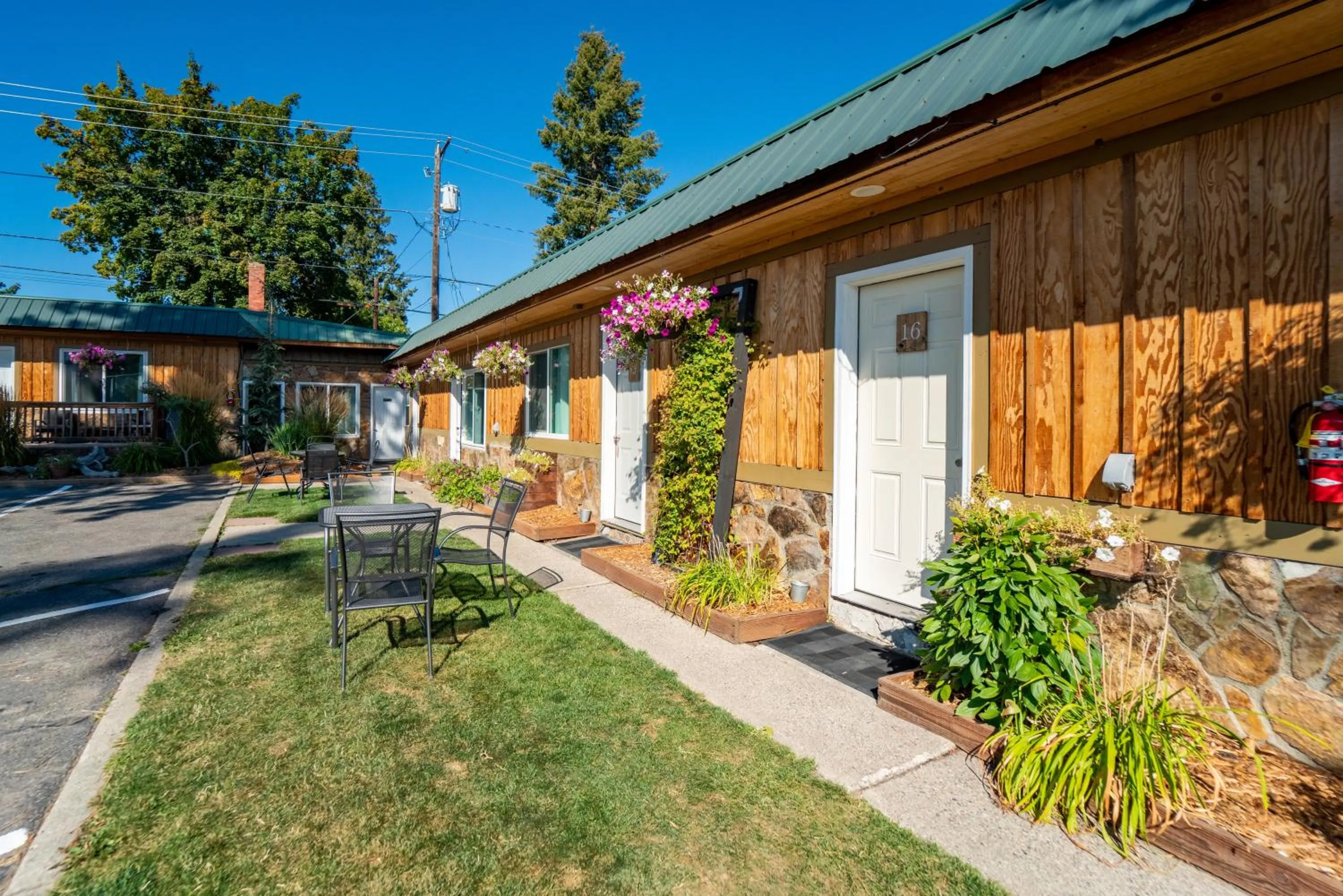 Inner courtyard view in Evergreen Motel